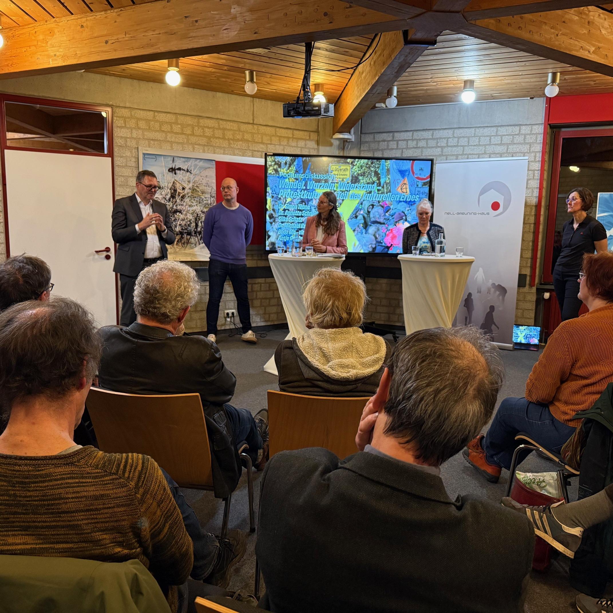 Viele Menschen in einem Tagungsraum.