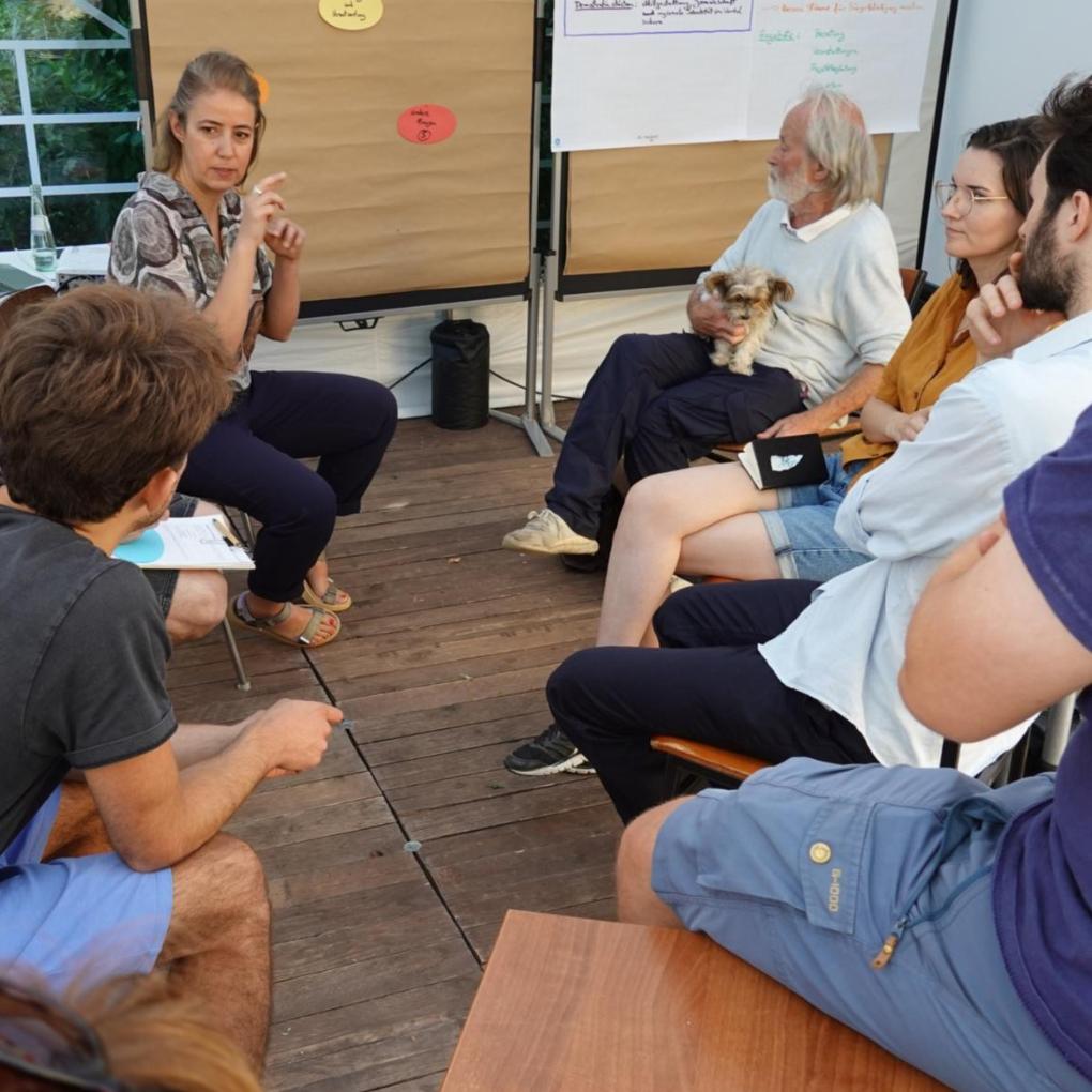 Menschen diskutieren.