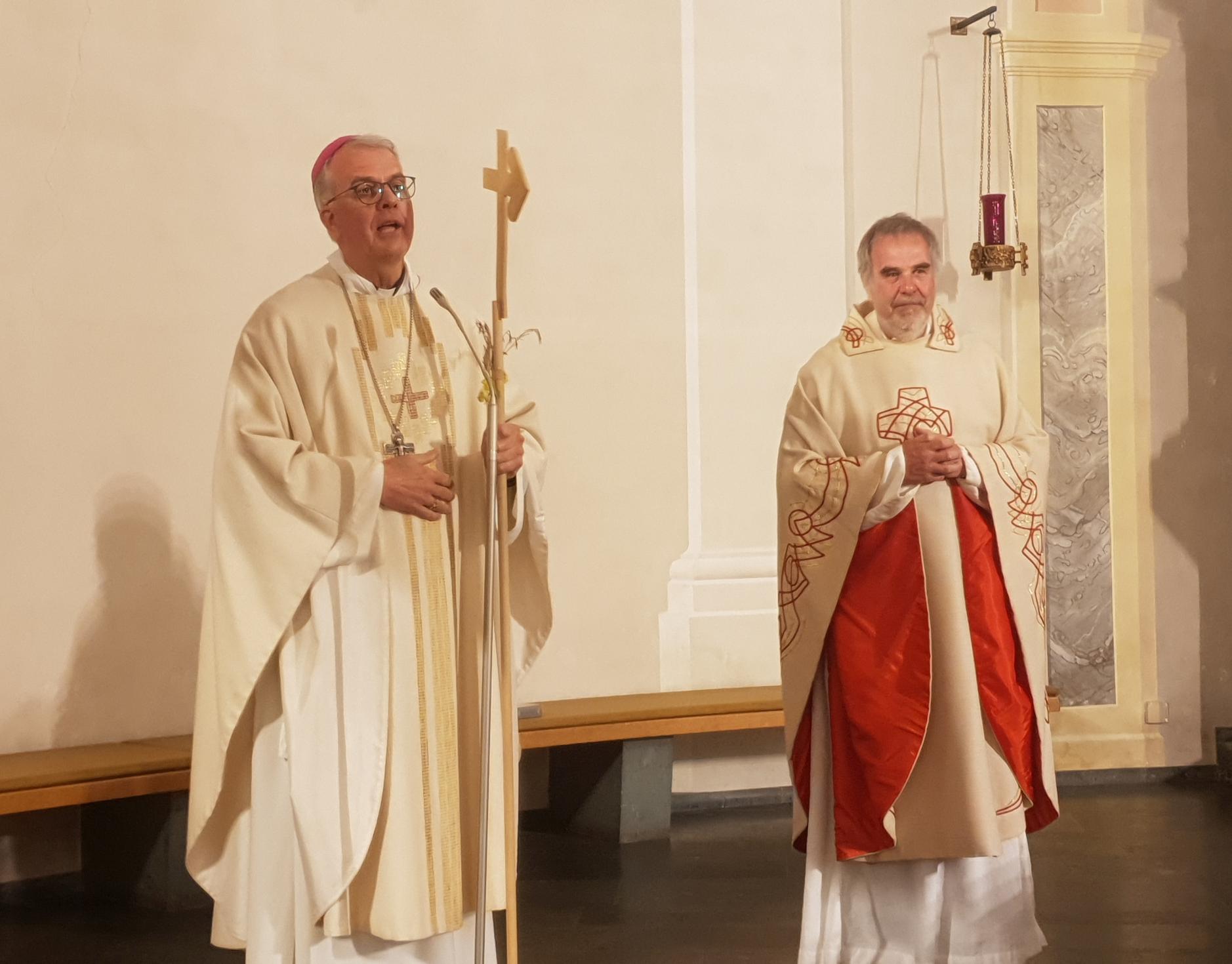 Der Aachener Dompropst Rolf-Peter Cremer (r.) hat den Trierer Dompropst Jörg Michael Peters sowie die Menschen im Bistum Trier zur Heiligtumsfahrt nach Aachen eingeladen. (c) Bistum Aachen / Jari Wieschmann