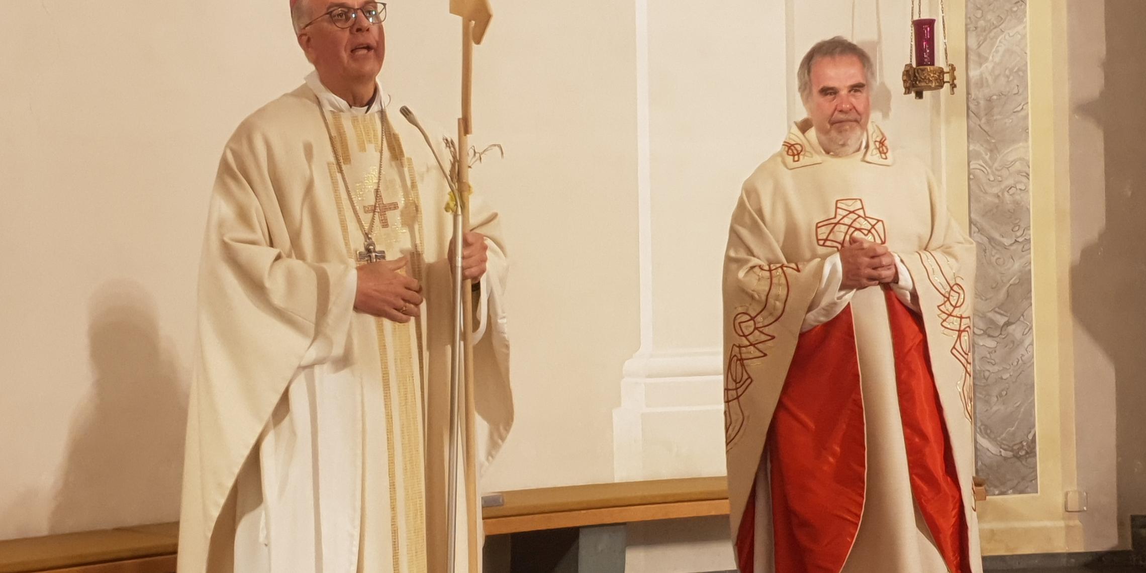 Der Aachener Dompropst Rolf-Peter Cremer (r.) hat den Trierer Dompropst Jörg Michael Peters sowie die Menschen im Bistum Trier zur Heiligtumsfahrt nach Aachen eingeladen.
