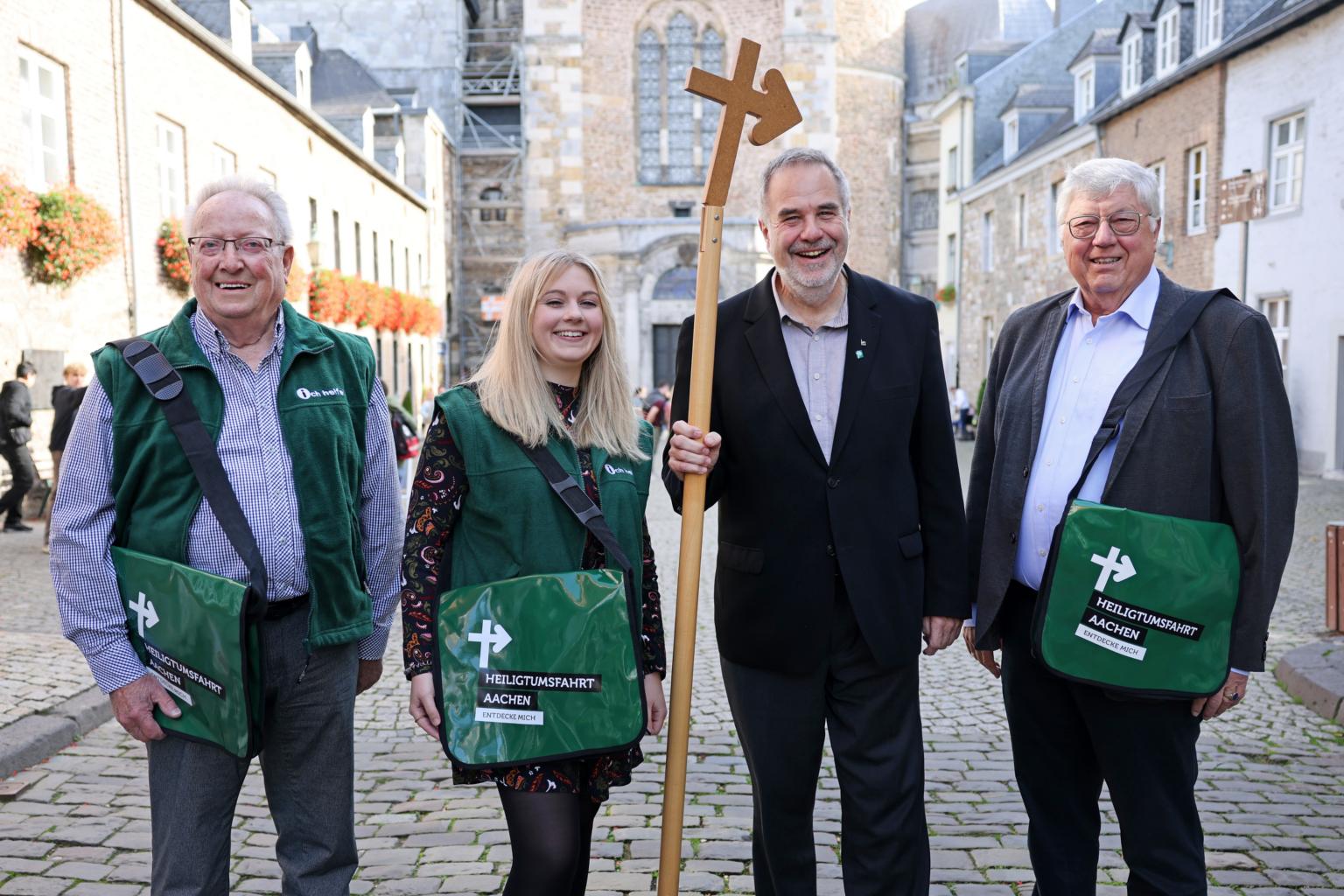 Josef Baumann, Anna Lena Schmitz, Dompropst und Wallfahrtsleiter Rolf-Peter Cremer und Herbert May freuen sich auf die kommende Heiligtumsfahrt in Aachen. (c) Domkapitel Aachen - Andreas Steindl