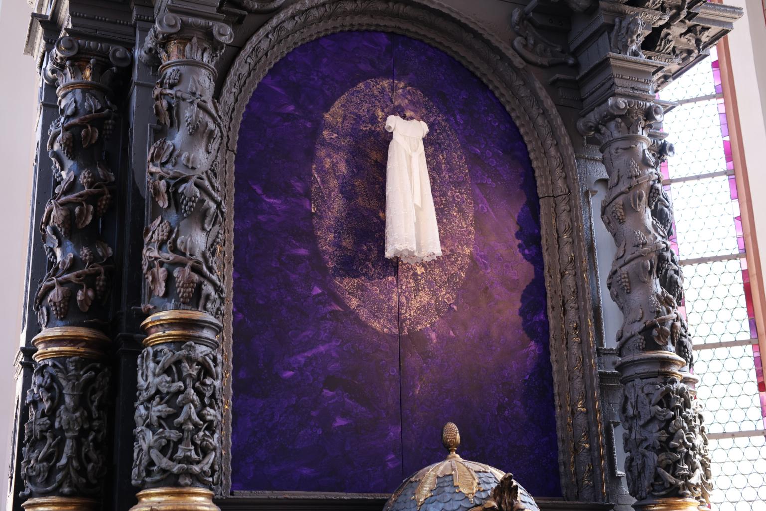 Uwe Appolds erstes Bild, das nun enthüllt wurde, widmet sich dem Thema der Taufe. Zum Glaubensweg gehört die Vorbereitung und das Fest, symbolisiert mit den Farben Violett und Gold. (c) Domkapitel Aachen - Andreas Steindl