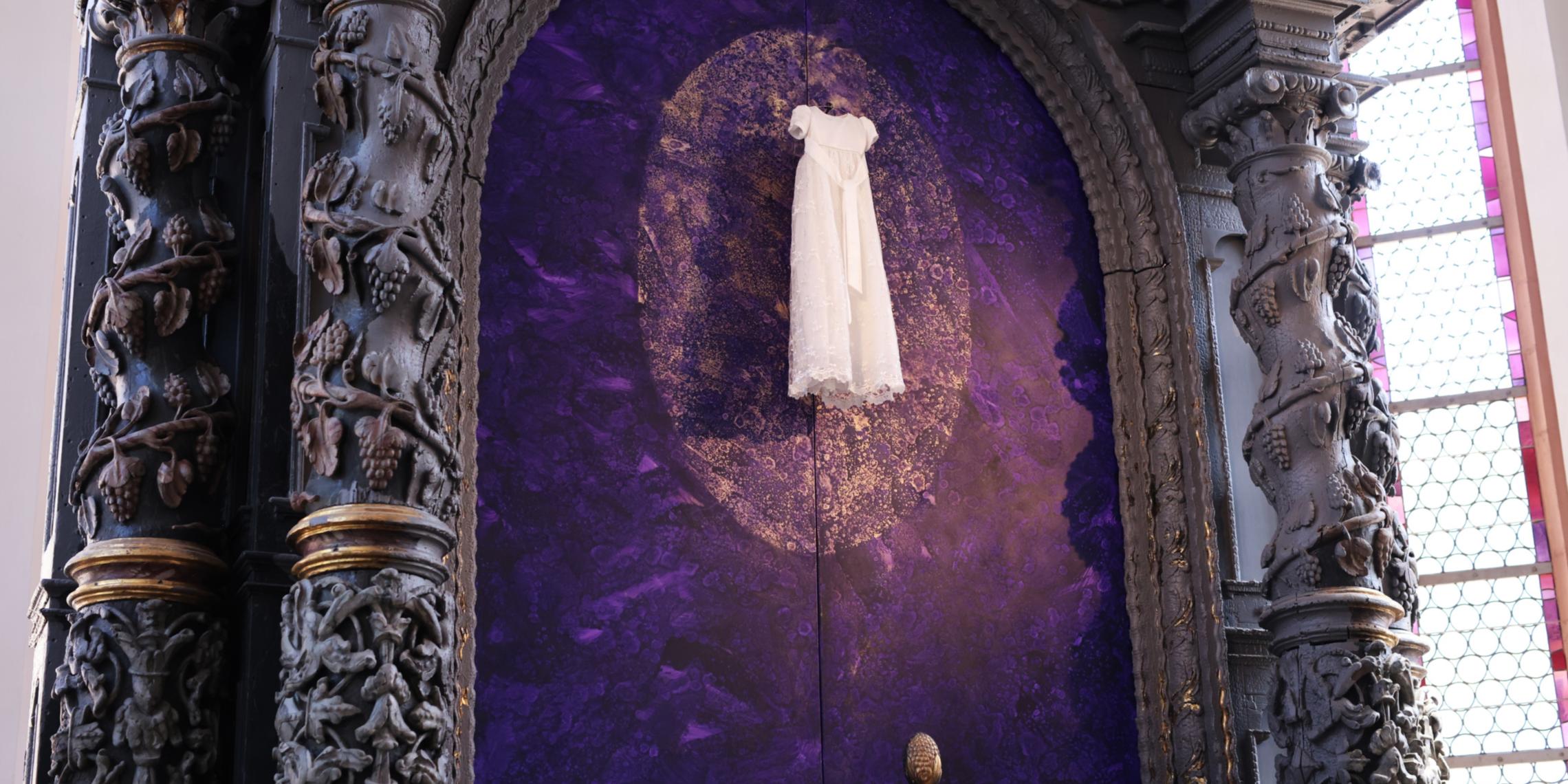 Uwe Appolds erstes Bild, das nun enthüllt wurde, widmet sich dem Thema der Taufe. Zum Glaubensweg gehört die Vorbereitung und das Fest, symbolisiert mit den Farben Violett und Gold.