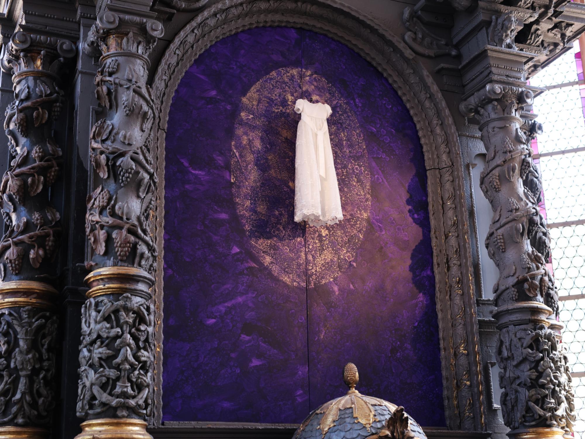 Uwe Appolds erstes Bild, das nun enthüllt wurde, widmet sich dem Thema der Taufe. Zum Glaubensweg gehört die Vorbereitung und das Fest, symbolisiert mit den Farben Violett und Gold.