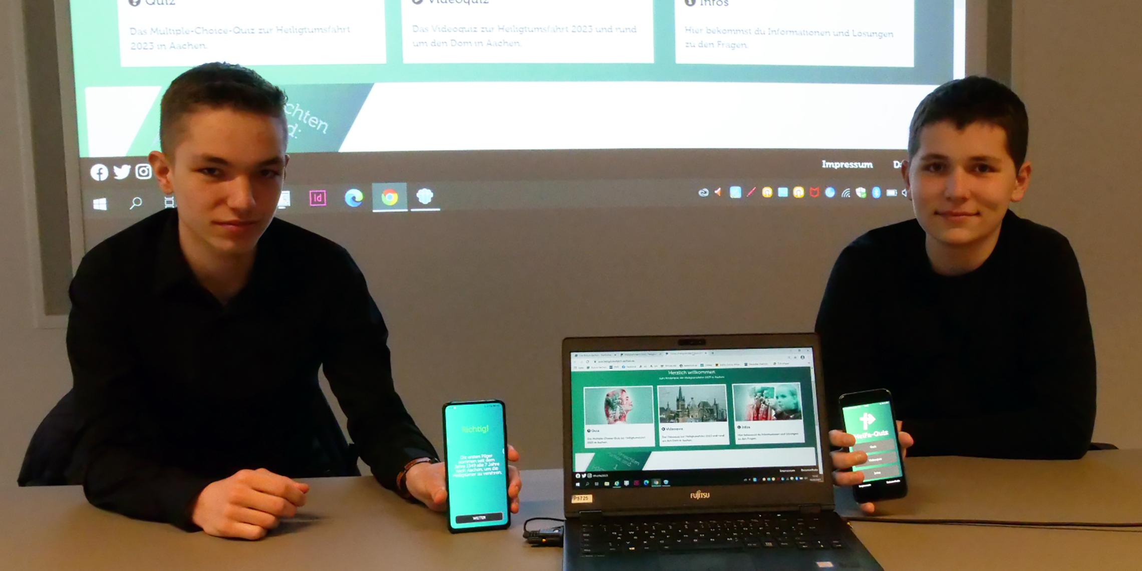Hoffen auf viele, die mitraten: Lukas Mehl (l.) und Till Esser haben das Online-Quiz und die App zur Heiligtumsfahrt entwickelt.