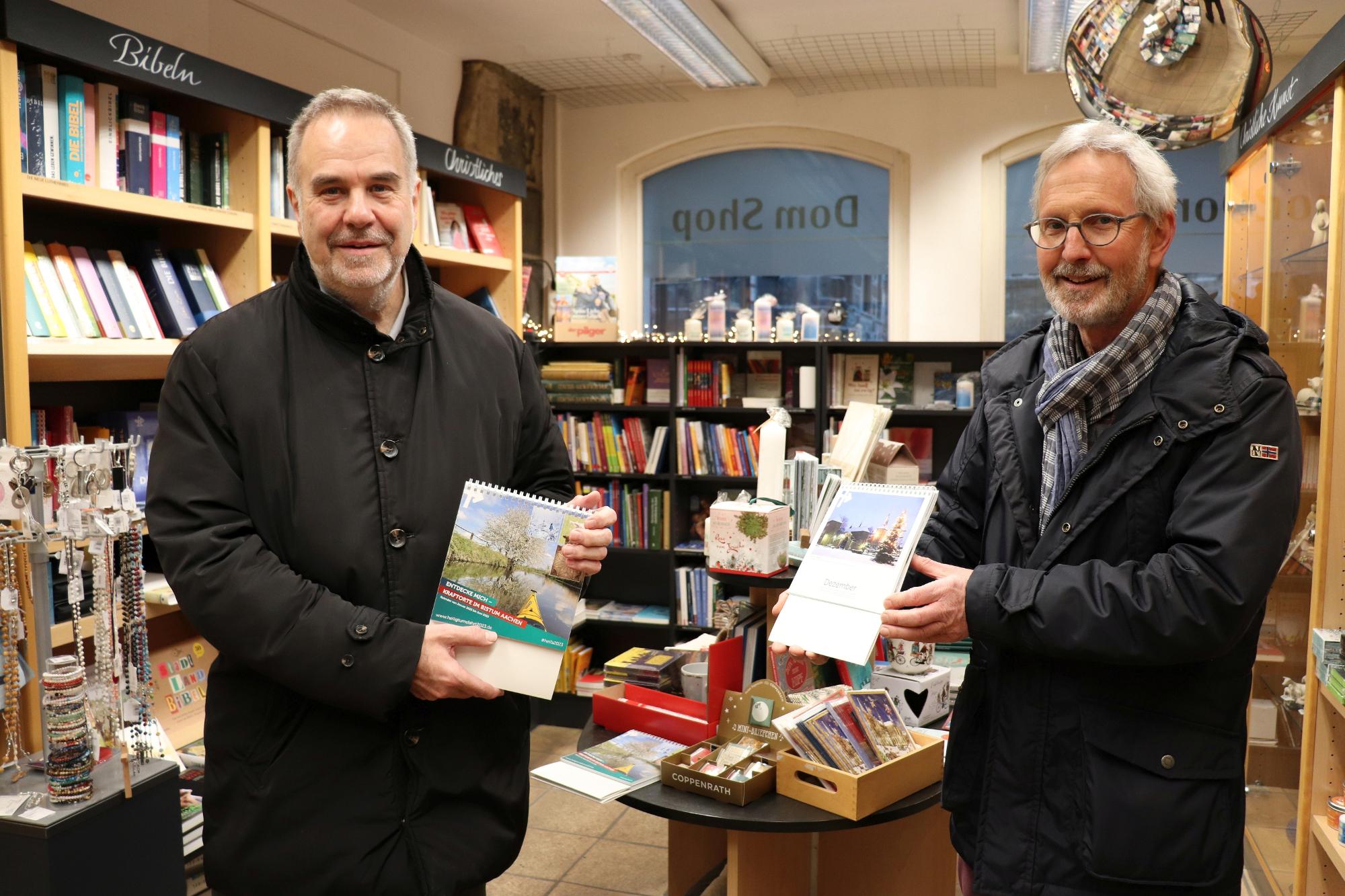 Dompropst und Wallfahrtsleiter Rolf-Peter Cremer (l.) sowie Leo Blees, Geschäftsführer des Einhard-Verlags