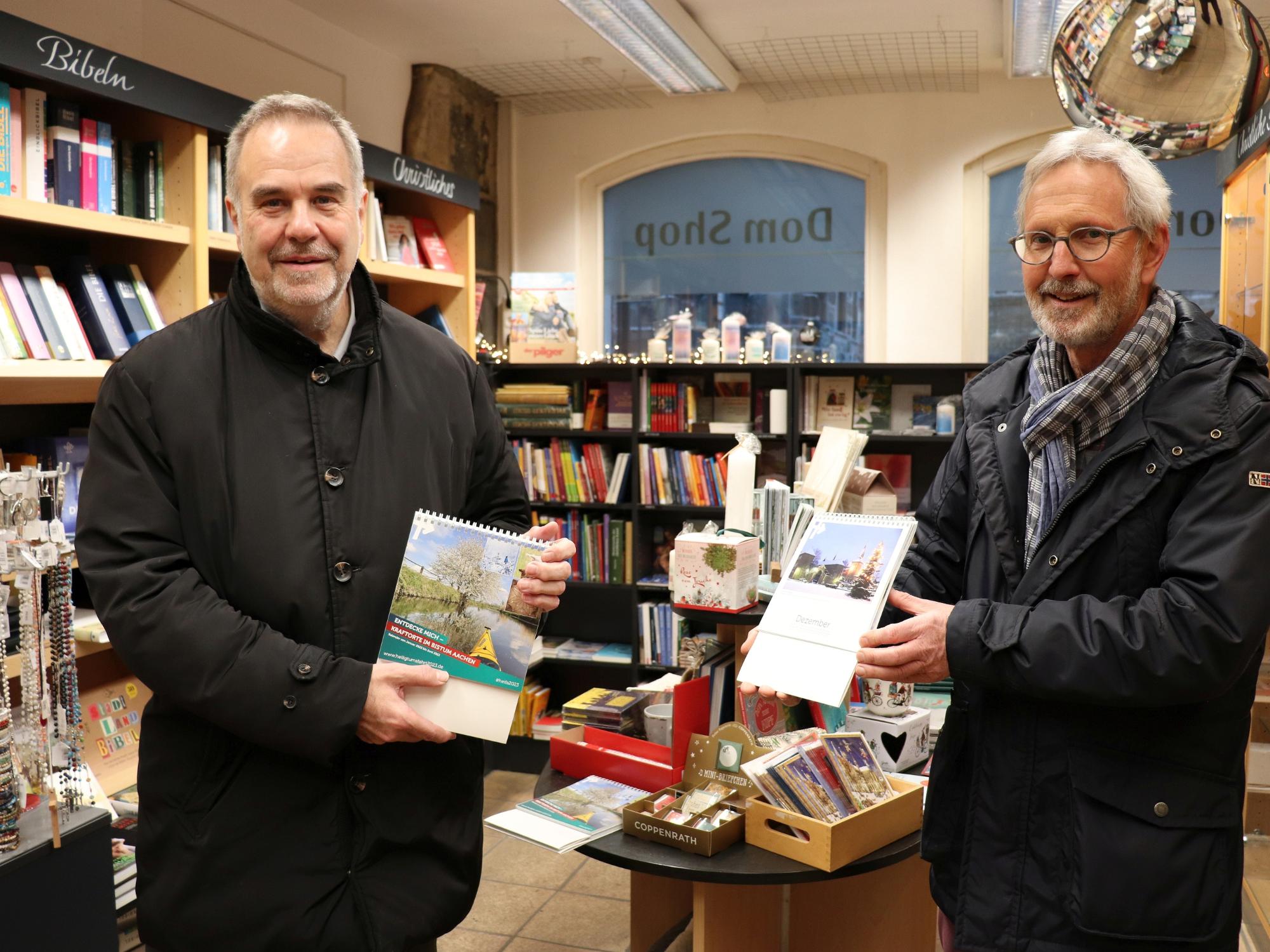 Dompropst und Wallfahrtsleiter Rolf-Peter Cremer (l.) sowie Leo Blees, Geschäftsführer des Einhard-Verlags