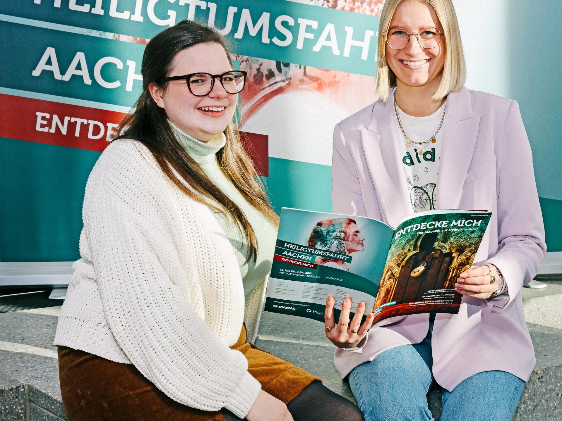 Geht es um die Organisation ist die Heiligtumsfahrt Aachen fest in Frauenhand: Bei Veranstaltungskauffrau Nadine Braun (r.) laufen alle Fäden zusammen. Unterstützt wird sie von der Auszubildenden Lisa Morgenstern.