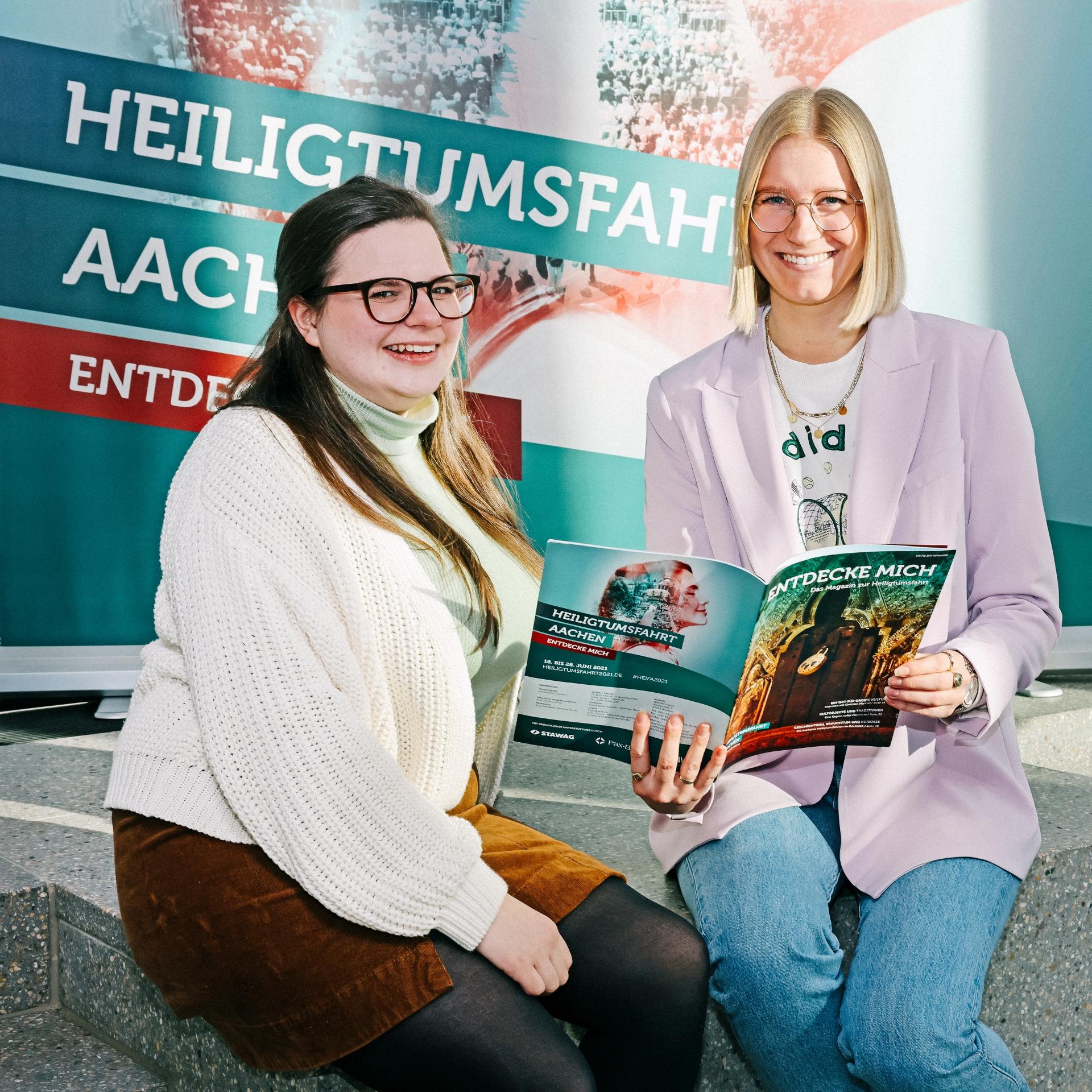 Geht es um die Organisation ist die Heiligtumsfahrt Aachen fest in Frauenhand: Bei Veranstaltungskauffrau Nadine Braun (r.) laufen alle Fäden zusammen. Unterstützt wird sie von der Auszubildenden Lisa Morgenstern.