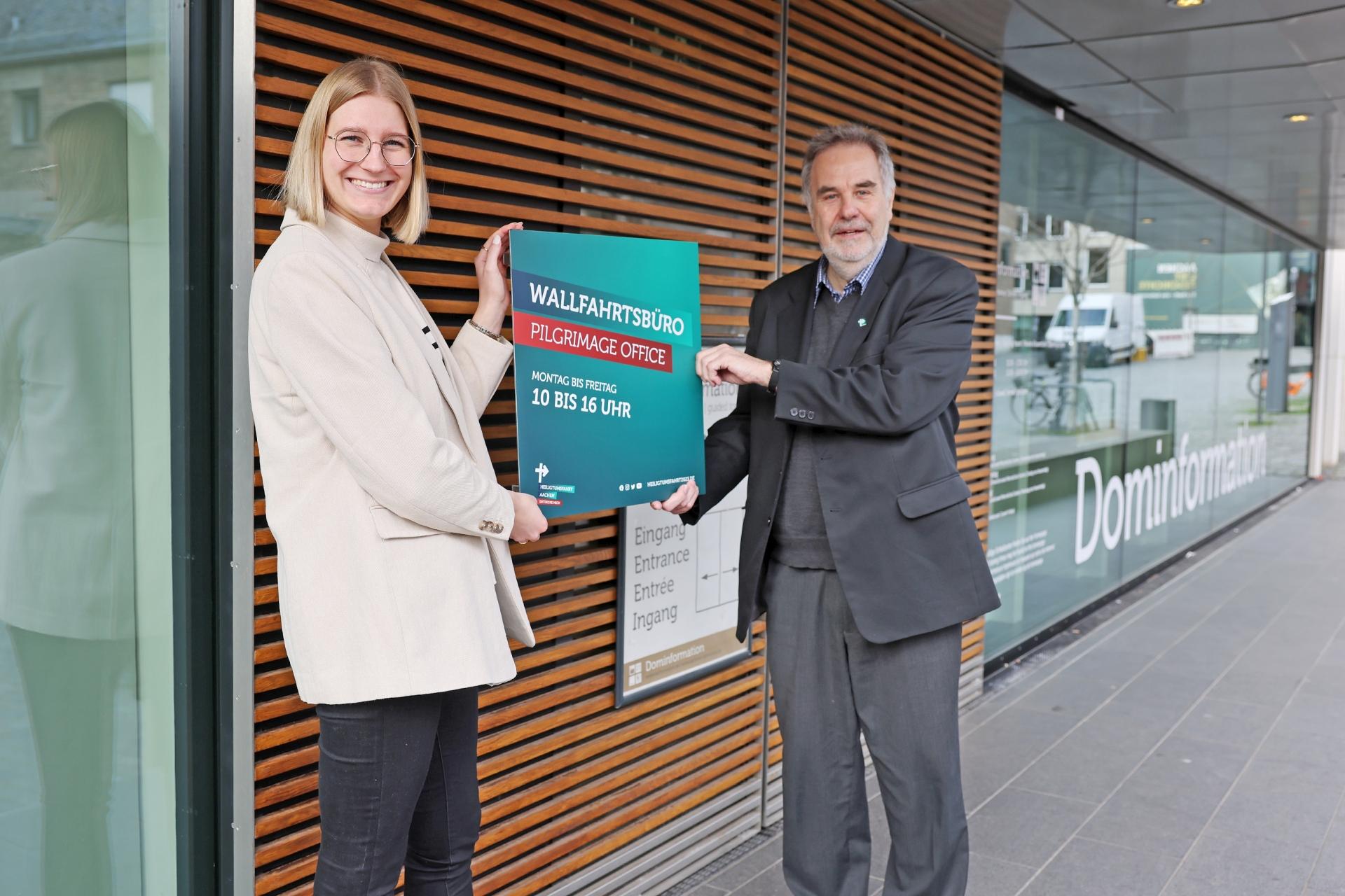 Nadine Braun, Leiterin des Wallfahrtsbüros, und Dompropst Rolf-Peter Cremer eröffneten das Wallfahrtsbüro in der Dominformation