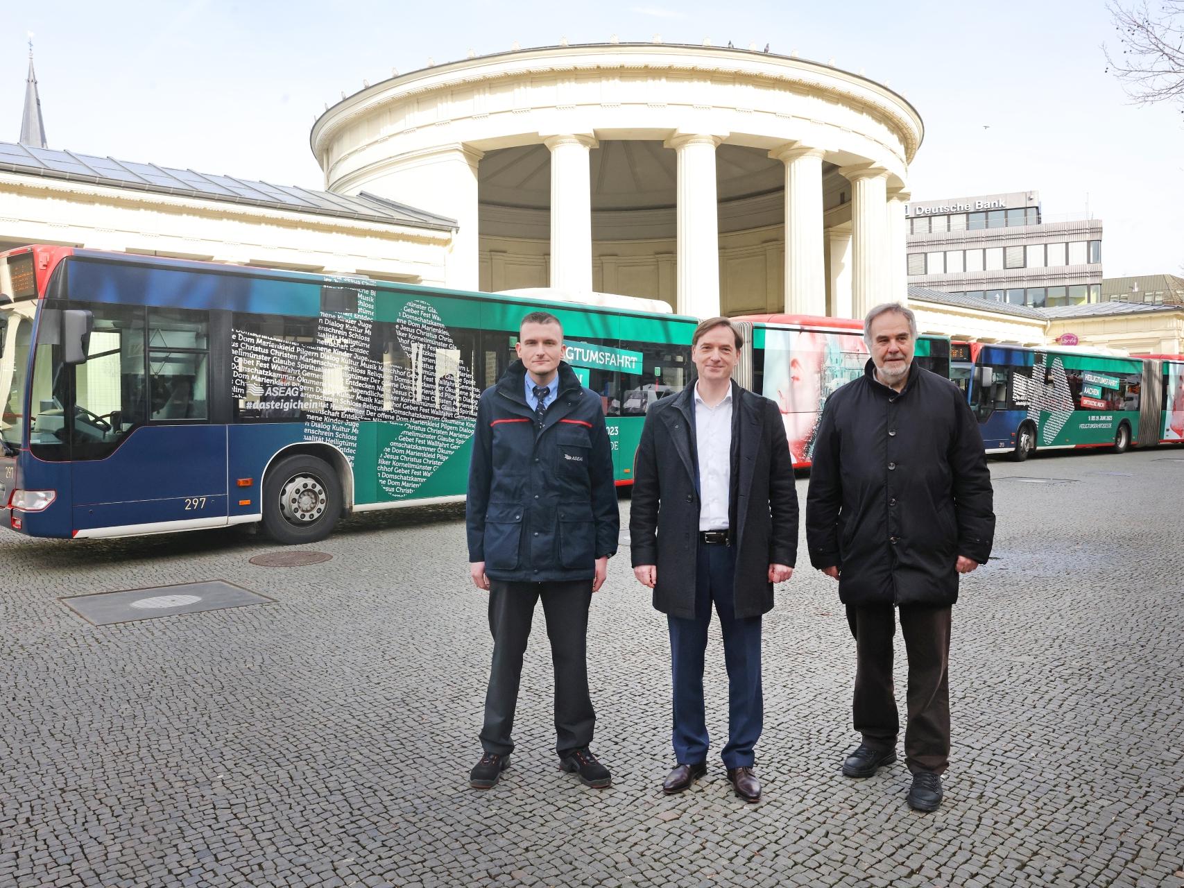 Der beste Weg in die Innenstadt während der Wallfahrtstage: Per Bus, zu Fuß oder mit dem Fahrrad geht es am schnellsten. Alexander Carl, Leiter des Fachbereichs Betriebsplanung, Michael Carmincke, Vorstand der ASEAG, und Dompropst Rolf-Peter Cremer bei der Vorstellung der Heiligtumsfahrts-Busse.