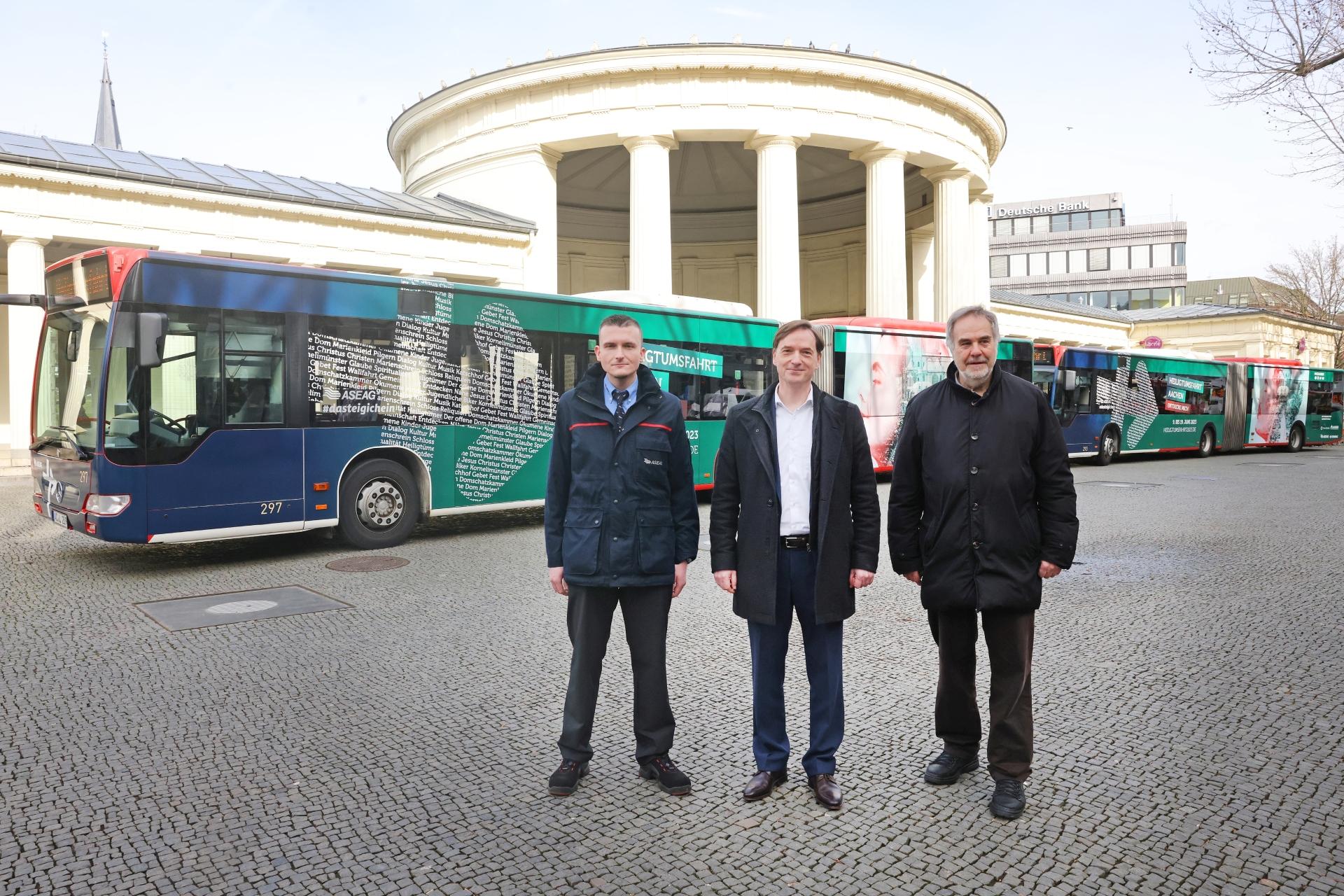 Der beste Weg in die Innenstadt während der Wallfahrtstage: Per Bus, zu Fuß oder mit dem Fahrrad geht es am schnellsten. Alexander Carl, Leiter des Fachbereichs Betriebsplanung, Michael Carmincke, Vorstand der ASEAG, und Dompropst Rolf-Peter Cremer bei der Vorstellung der Heiligtumsfahrts-Busse.