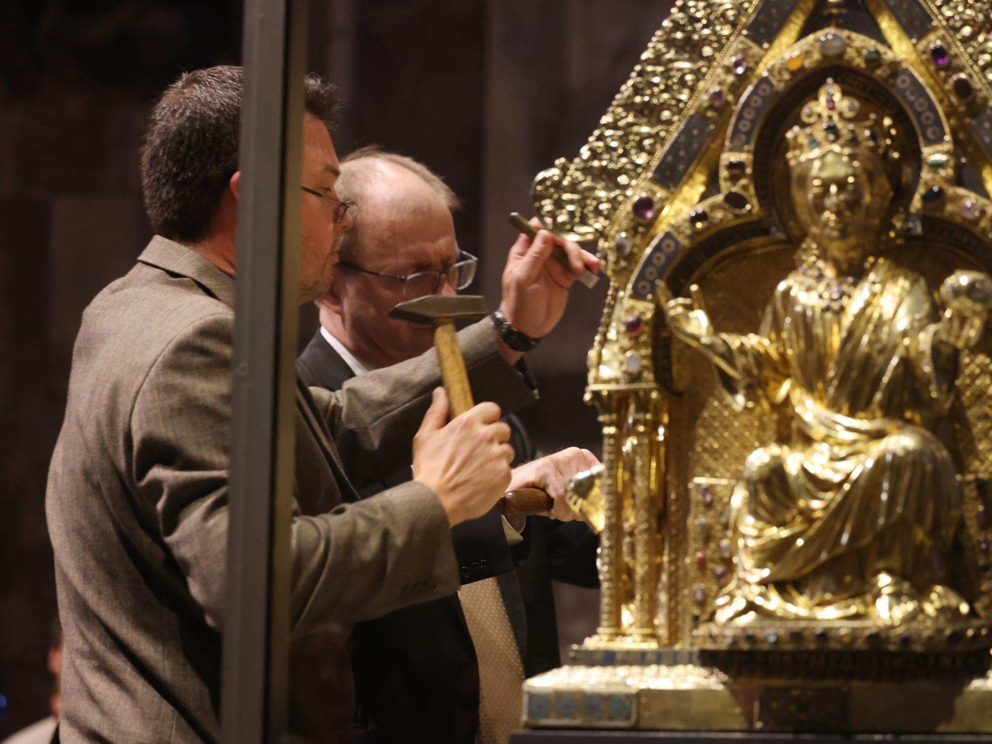 29 Hammerschläge bis zur Öffnung des Marienschreins (c) Domkapitel Aachen - Andreas Steindl