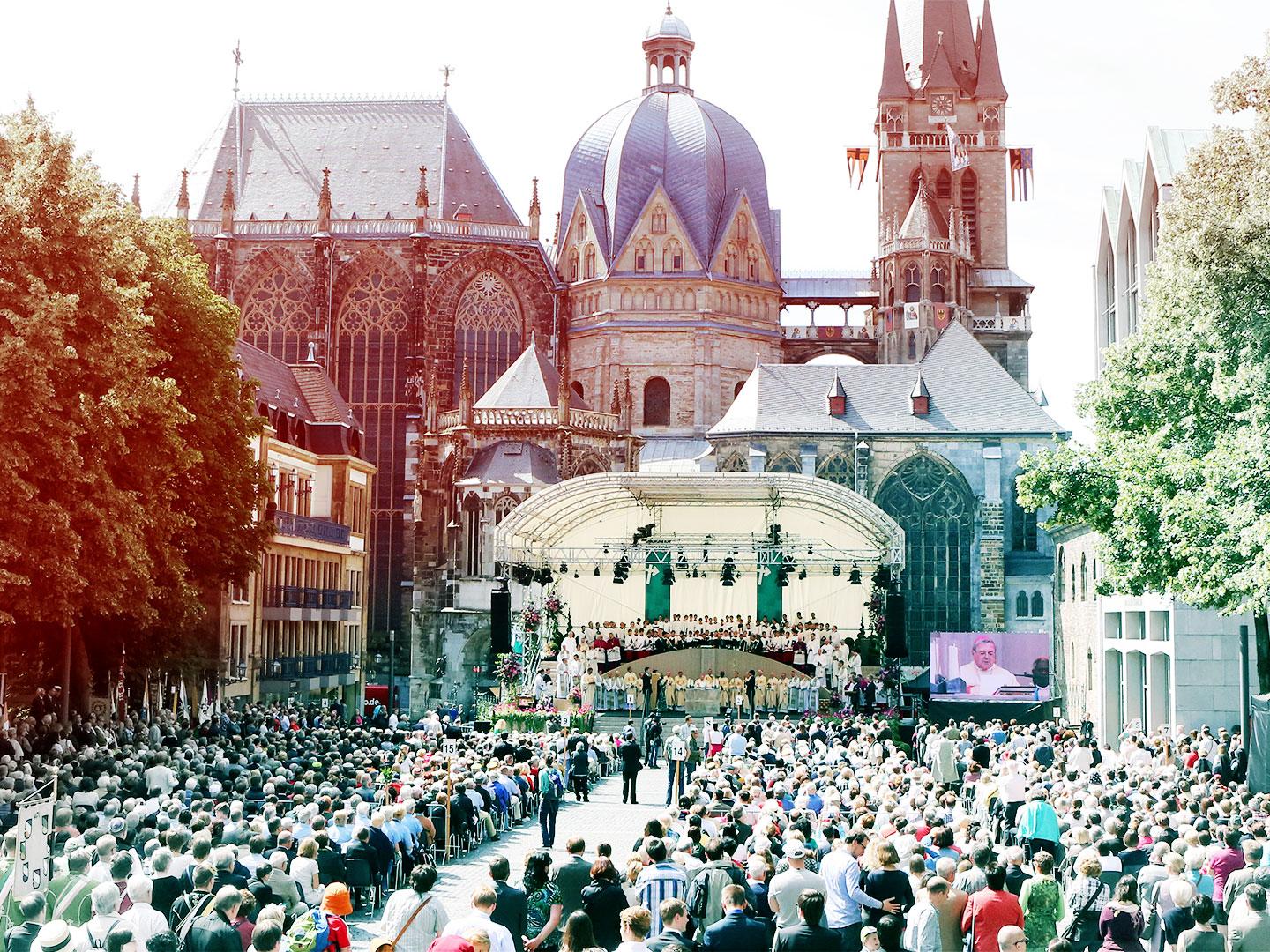 Fronleichnam wird auf der Altarbühne gefeiert (c) Domkapitel Aachen - Andreas Steindl
