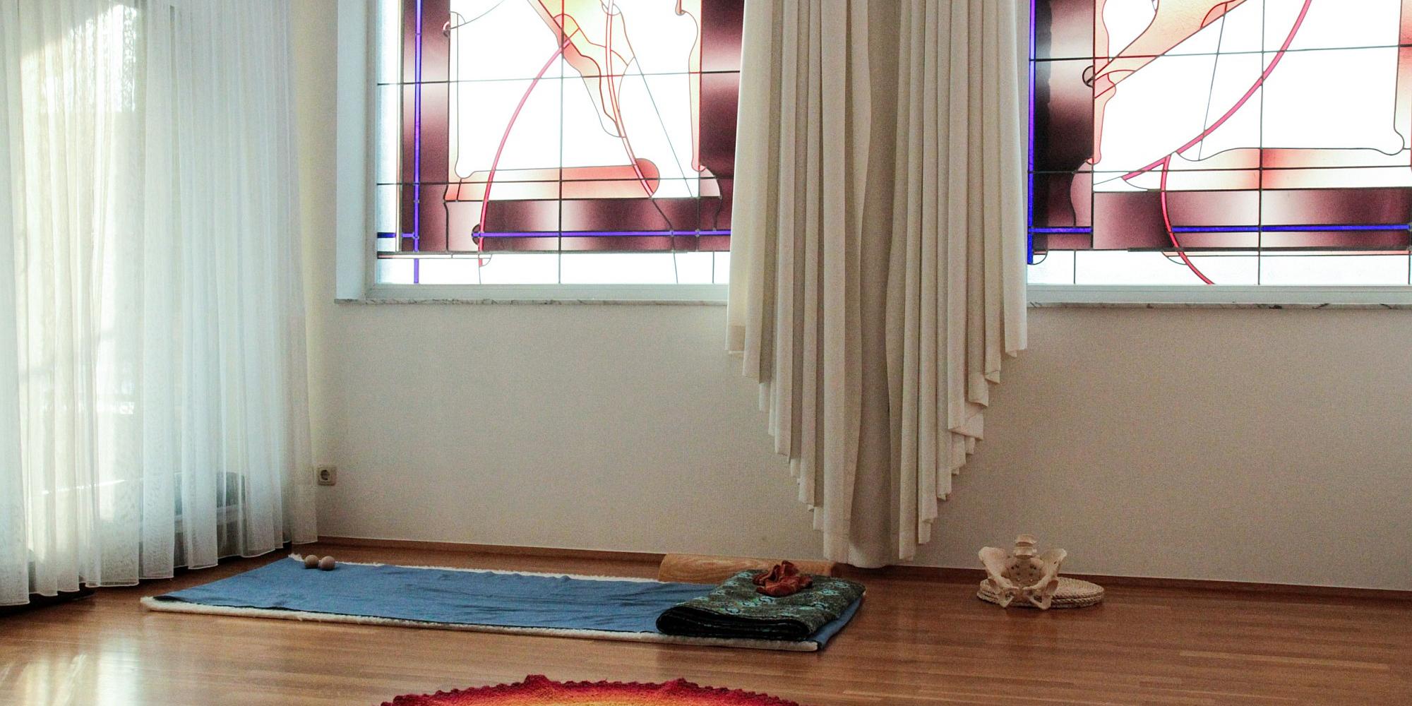 Sr. Martina Magdalena, Leiterin des „Gastklosters Serafine“ freut sich auf Einzelpersonen und Gruppen, die hier Einkehr finden möchten. Dafür steht unter anderem auch ein Meditationsraum zur Verfügung. Dessen Besonderheit sind die Fenster von Ludwig Schaffrath.