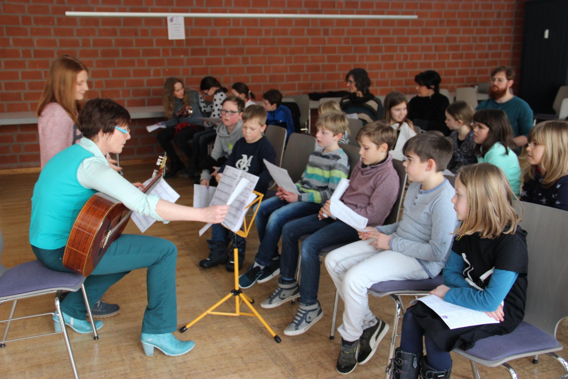 Aus Spaß am gemeinsamen Singen: SingDing-Probe für den Gottesdienst am nächsten Tag im Pfarrheim von St. Willibrord.
