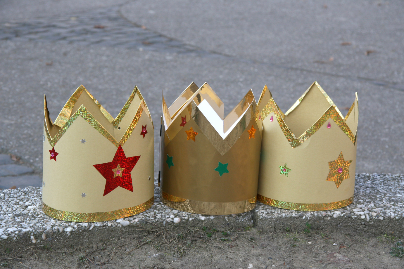 Wichtige Utensilien der Sternsinger: die Kronen.