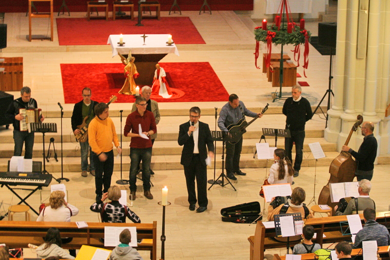 Dr. Martin Gruhlke, Jonas Nobis, Kaplan Züll und die Indesingers beim Mitmachkonzert in St. Peter und Paul 2015.