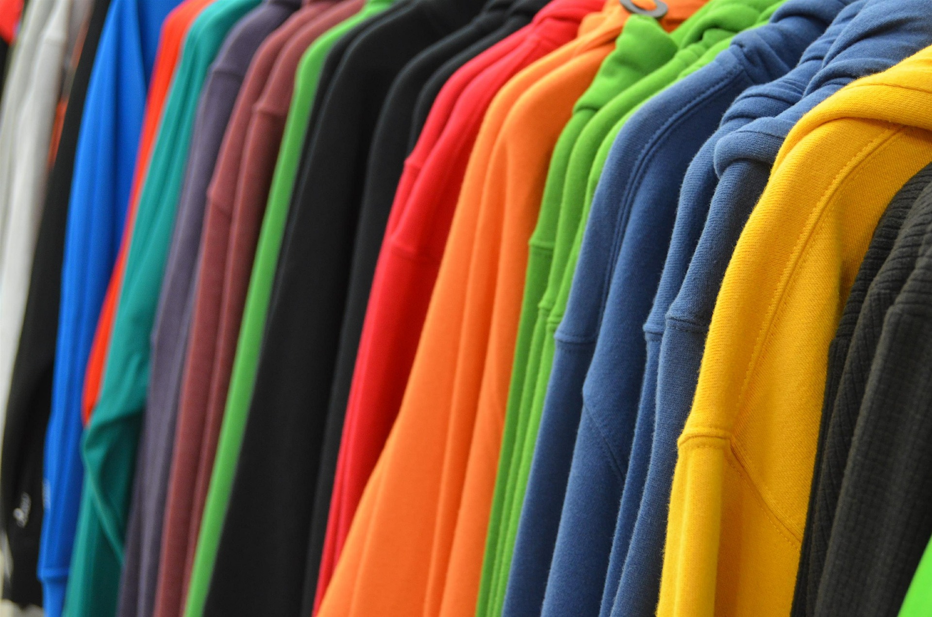 Symbolbild Kleidung (c) pixabay / jarmoluk CC0
