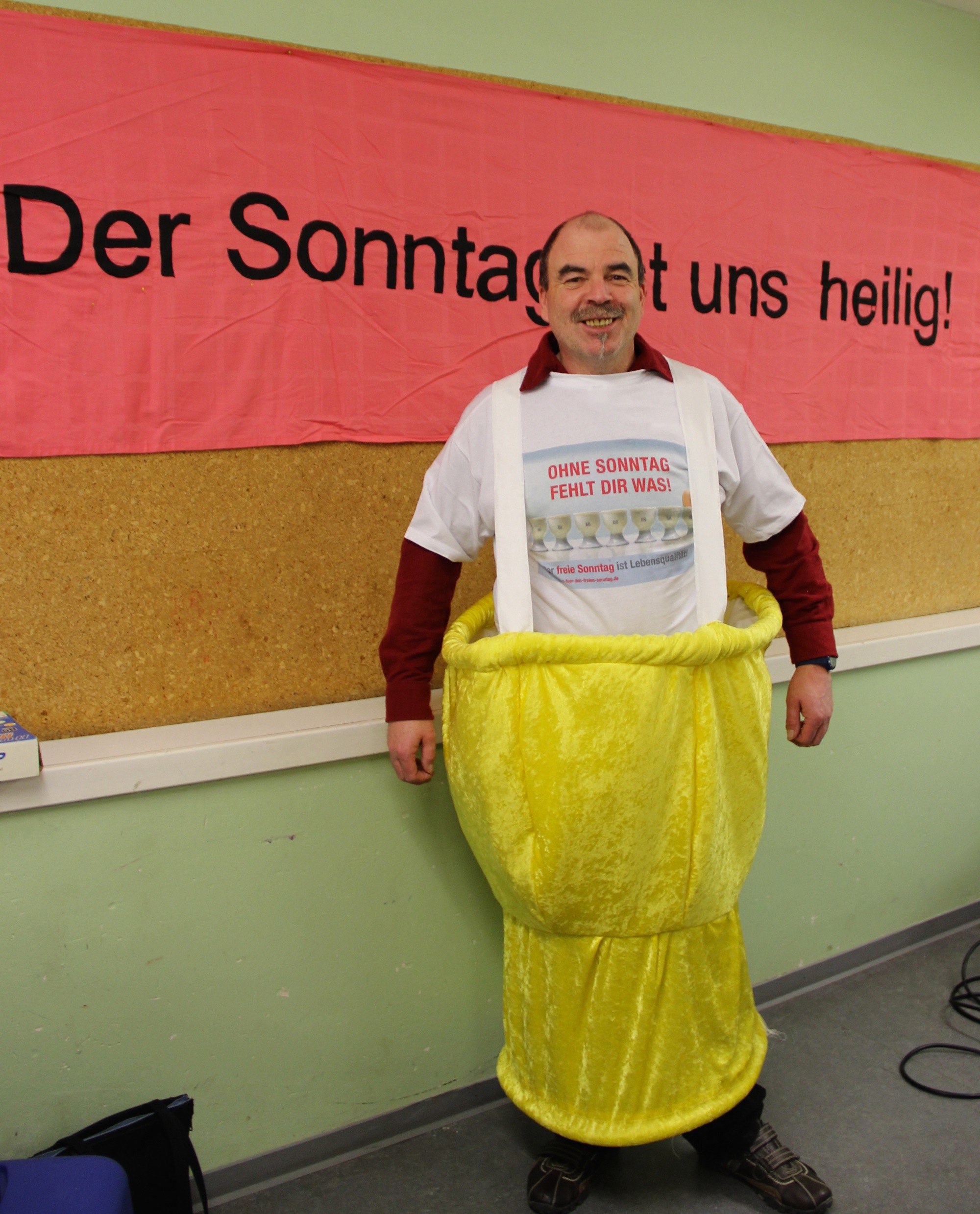 Kreativ warb die KAB Aachen-Land im Karneval 2014 für den Sonntagsschutz: Als Eierbecher verkleidet, zog Thomas Hupfauer im Alsdorfer Rosenmontagszug mit.