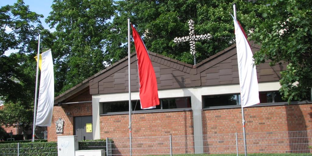 Kirche mit Fahnen
