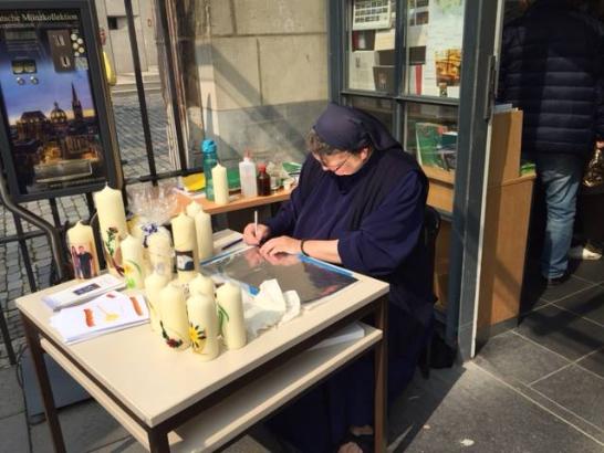 Sr. Gertrud vor dem Einhard Shop am Dom (c) Einhard Shop am Dom