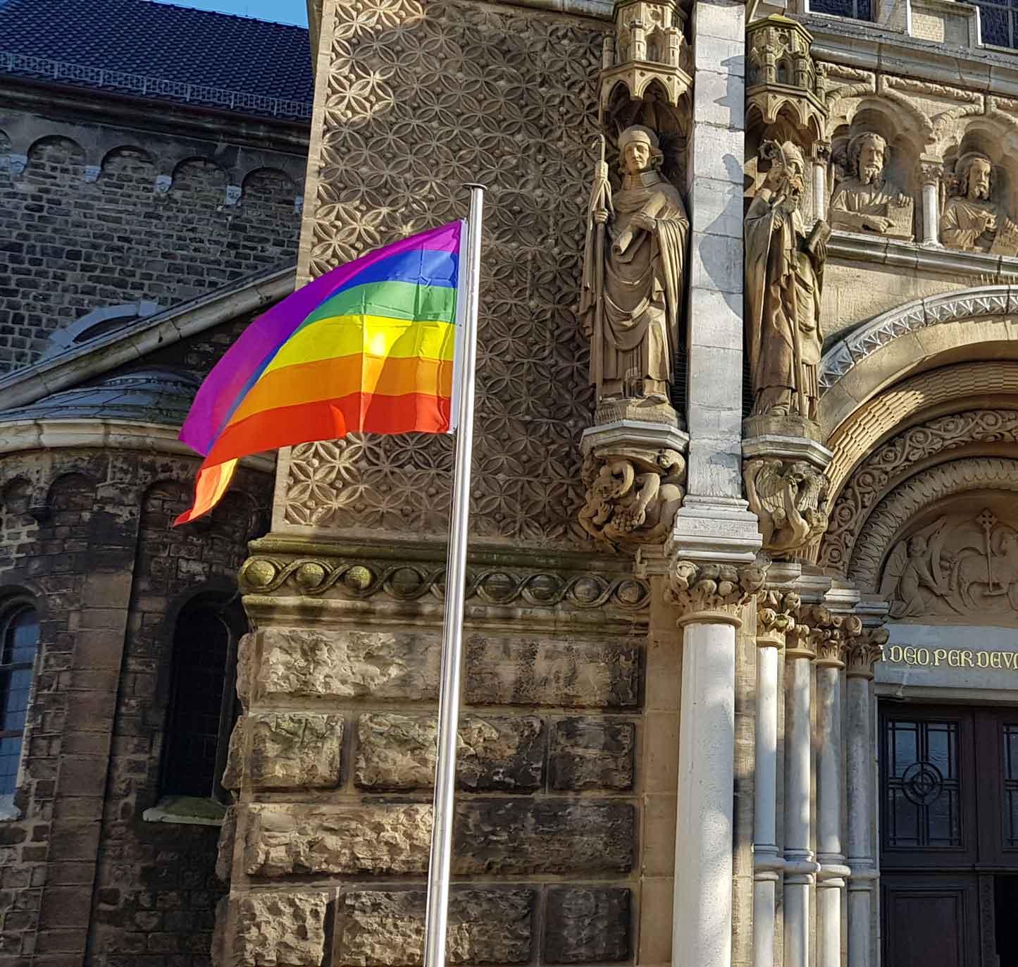 Regenbogenfahne vor St. Jakob