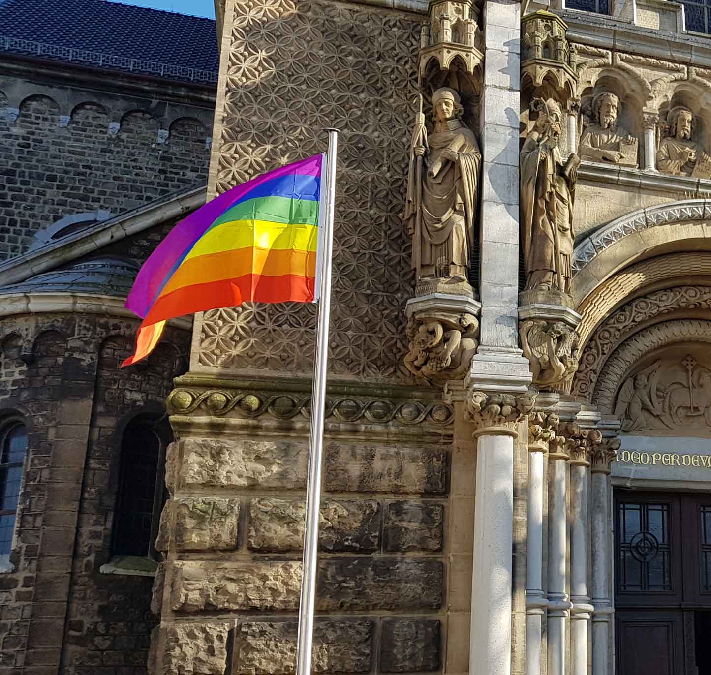 Regenbogenfahne vor St. Jakob (c) Pfarrei St. Jakob