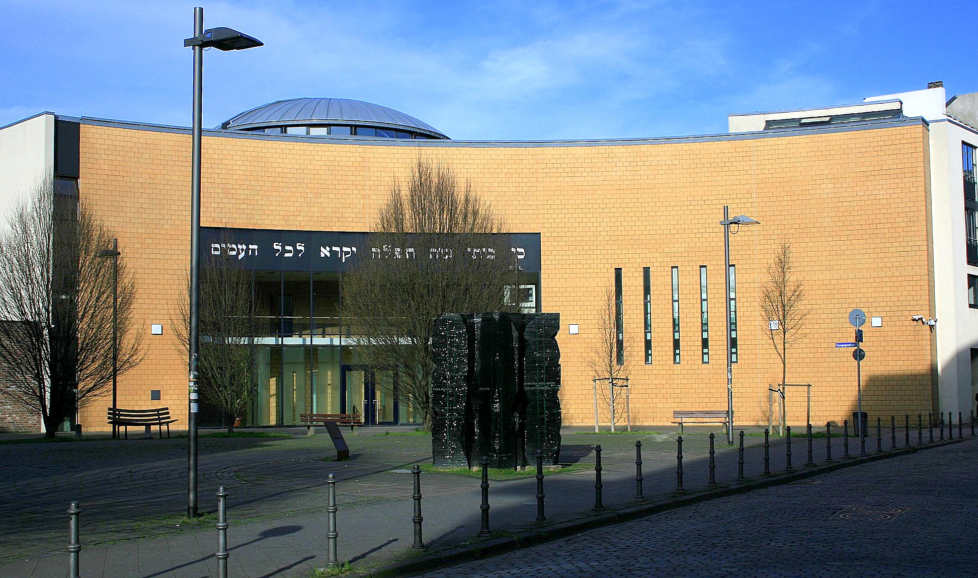 Synagoge Aachen (c) Von Andreas Hörstemeier - cropped and refreshed from File:Aachen Synagoge - panoramio.jpg, CC BY-SA 4.0, https://commons.wikimedia.org/w/index.php?curid=134275977