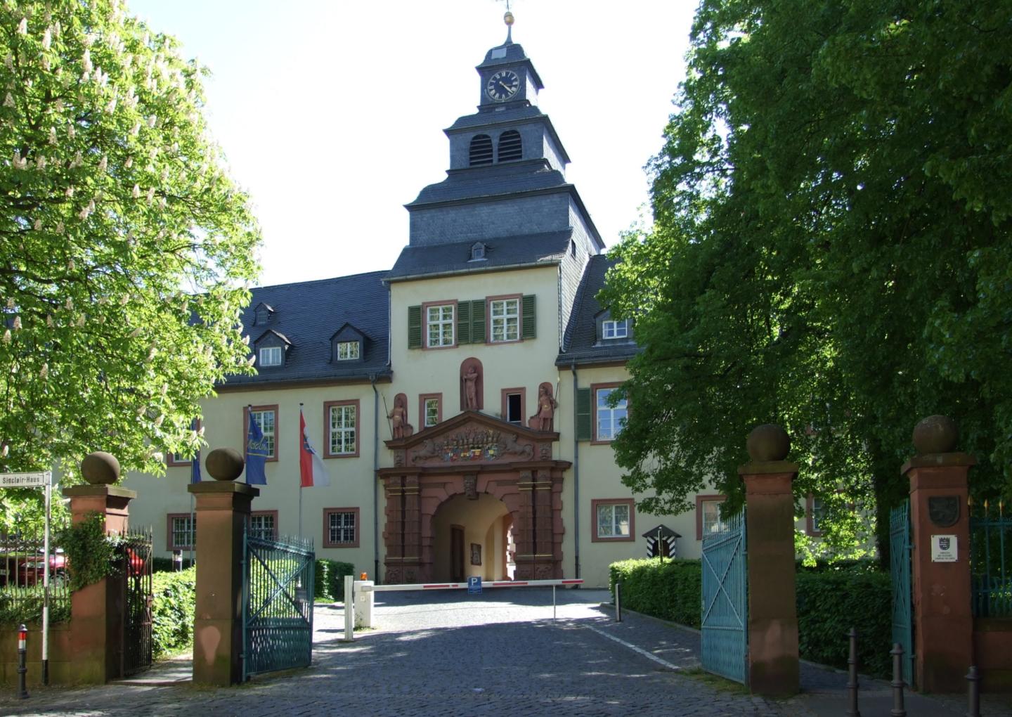 Schloss-Eingang Herrngasse (c) Von dontworry - Eigenes Werk, CC BY-SA 3.0, https://commons.wikimedia.org/w/index.php?curid=2206711