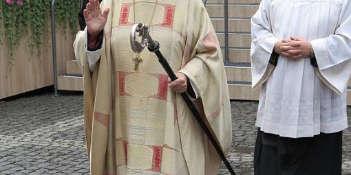 Joachim Kardinal Meisner nach einem Pilgergottesdienst beim Auszug vom Katschhof in Aachen während der Aachener Heiligtumsfahrt 2014.