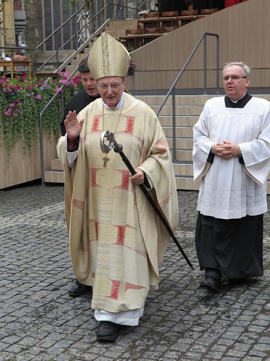Joachim Kardinal Meisner nach einem Pilgergottesdienst beim Auszug vom Katschhof in Aachen während der Aachener Heiligtumsfahrt 2014.