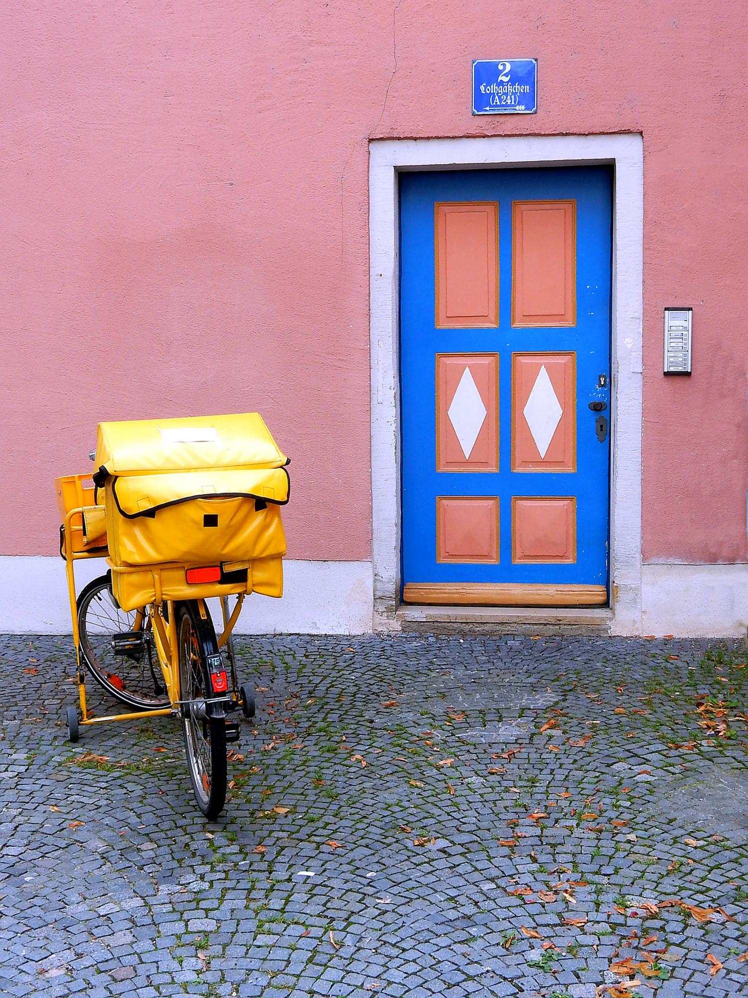 fahrrradpost_vor_blauer_tuere_by_friedbert_simon_pfarrbriefservice