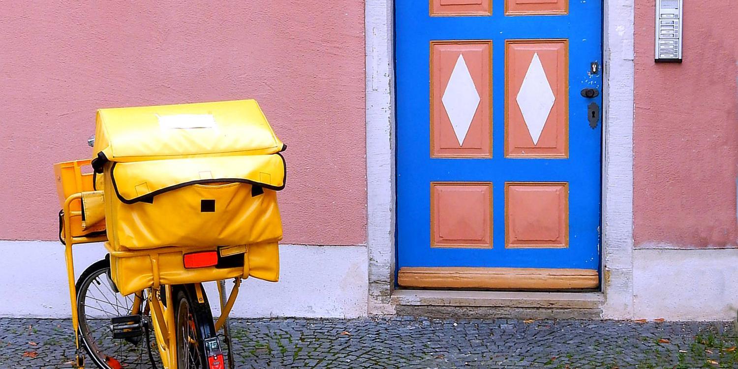 fahrrradpost_vor_blauer_tuere_by_friedbert_simon_pfarrbriefservice