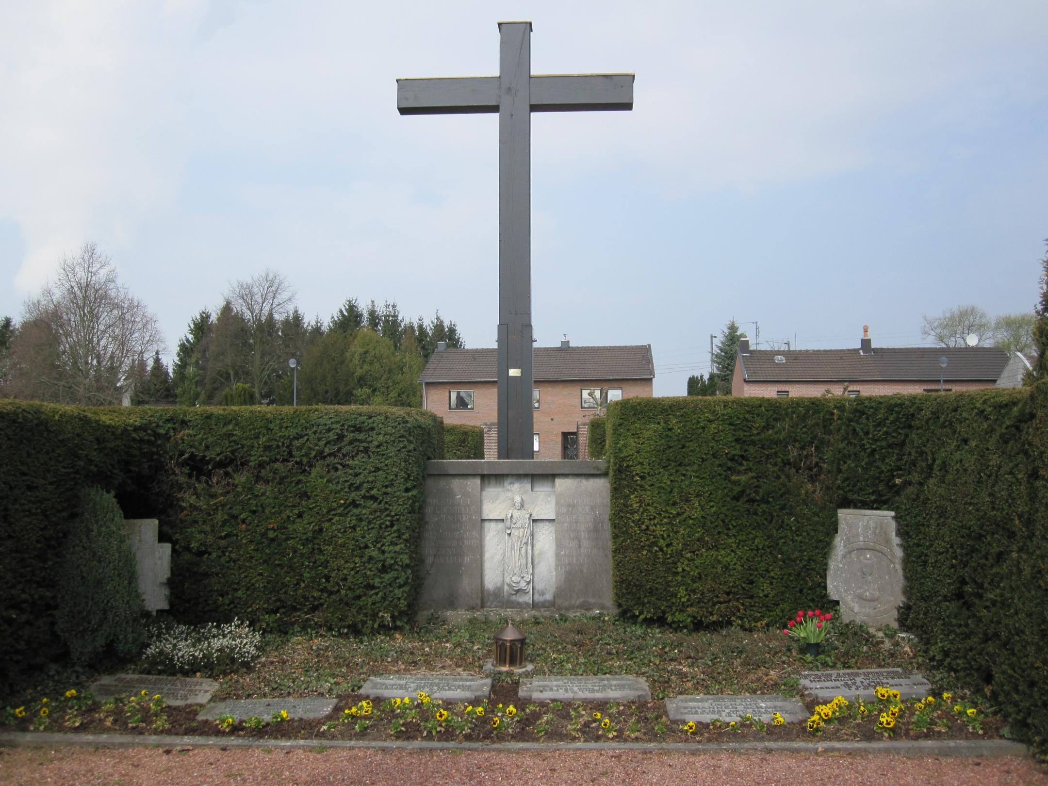 Hochkreuz an den Priestergräbern auf dem Friedhof D'horn