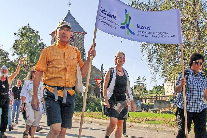 Unterwegs für das Klima. Im Schatten der Morschenicher Kirche ziehen die Pilger los in den Hambacher Wald.