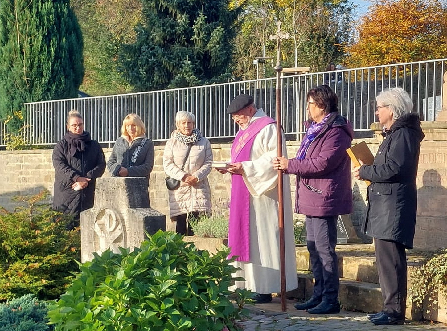 Gedenken über den Tod hinaus: Diakon Manfred Lang bei einer früheren Gräbersegnung auf dem alten Kallmuther Friedhof. Auch in diesem Jahr lädt der Pastorale Raum St. Barbara Mechernich an Allerheiligen zu Gottesdiensten und Gräbersegnungen ein. In Kallmuth beginnt die Feier am Sonntag, 1. November, um 14.30 Uhr.
