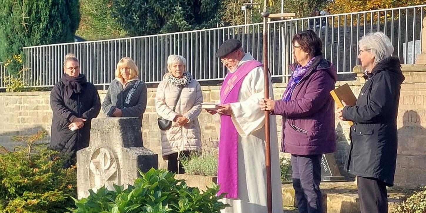 Gedenken über den Tod hinaus: Diakon Manfred Lang bei einer früheren Gräbersegnung auf dem alten Kallmuther Friedhof. Auch in diesem Jahr lädt der Pastorale Raum St. Barbara Mechernich an Allerheiligen zu Gottesdiensten und Gräbersegnungen ein. In Kallmuth beginnt die Feier am Sonntag, 1. November, um 14.30 Uhr.