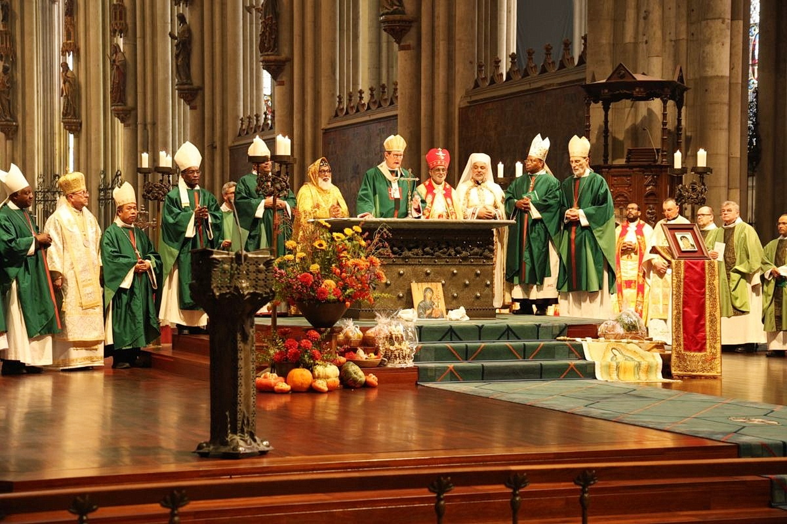 Weltkirche sichtbar am Altar des Kölner Doms: Bischöfe und Priester aus zahlreichen Ländern und unterschiedlichen katholischen Traditionen feierten gemeinsam das Pontifikalamt zum 50-jährigen Bestehen der weltkirchlichen Zusammenarbeit im Erzbistum Köln. Unter den hochrangigen Gästen war auch Moran Mor Baselios Kardinal Cleemis (m.), links neben Kardinal Woelki, Oberhaupt der syro-malankarischen katholischen Kirche in Indien.