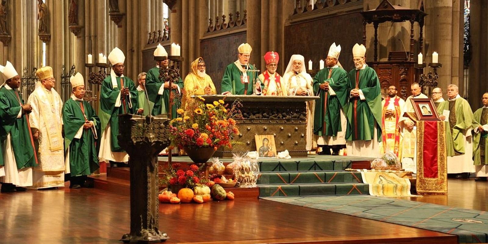 Weltkirche sichtbar am Altar des Kölner Doms: Bischöfe und Priester aus zahlreichen Ländern und unterschiedlichen katholischen Traditionen feierten gemeinsam das Pontifikalamt zum 50-jährigen Bestehen der weltkirchlichen Zusammenarbeit im Erzbistum Köln. Unter den hochrangigen Gästen war auch Moran Mor Baselios Kardinal Cleemis (m.), links neben Kardinal Woelki, Oberhaupt der syro-malankarischen katholischen Kirche in Indien.