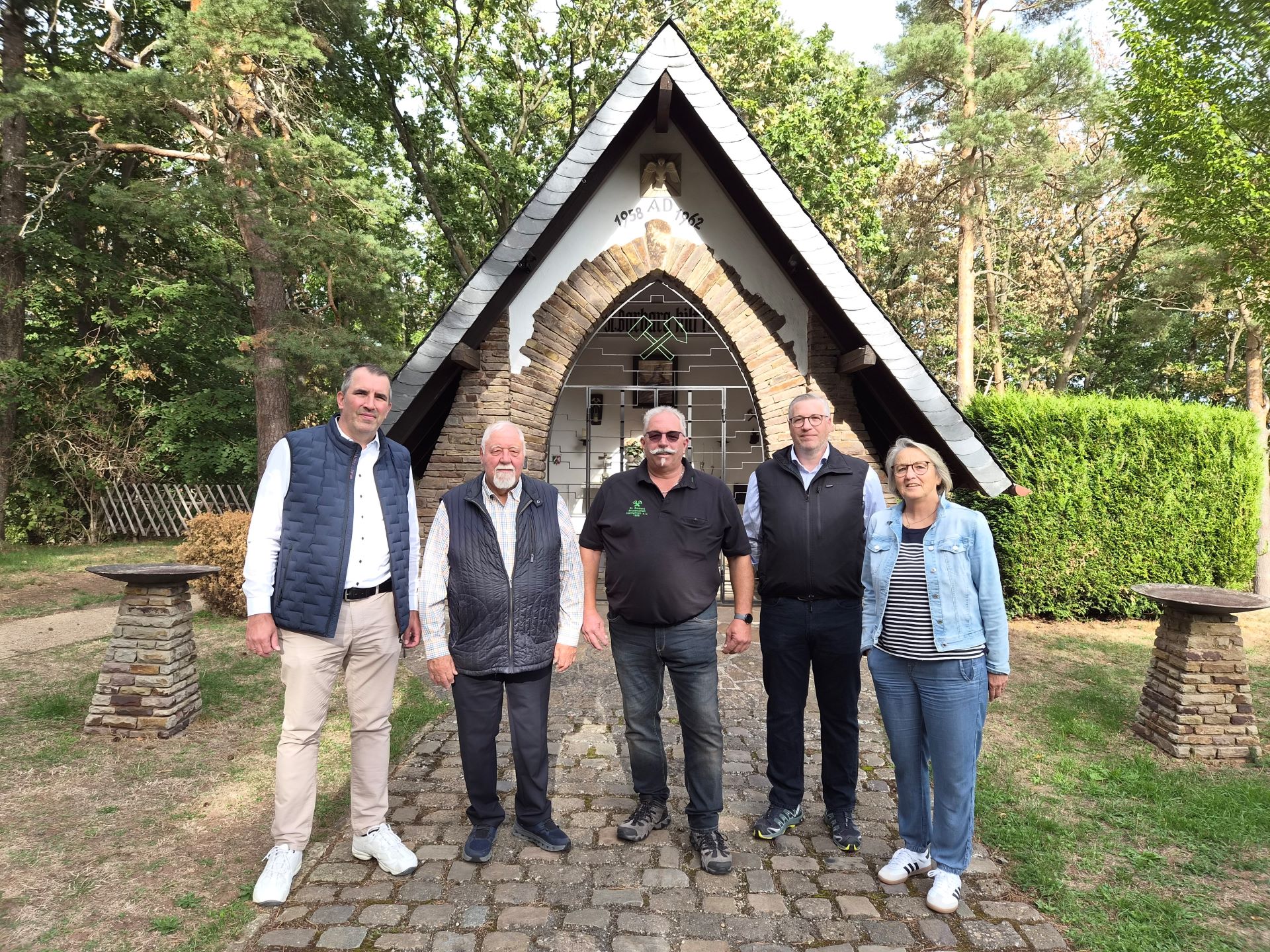 Vor der Barbara-Kapelle: Der neue Vorstand der St.-Barbara-Bruderschaft mit Daniel H. Ottersbach (v.l.), Peter Kronenberg, Ralf Vossel, Thomas Lorbach und Walburga Nüßmann.
