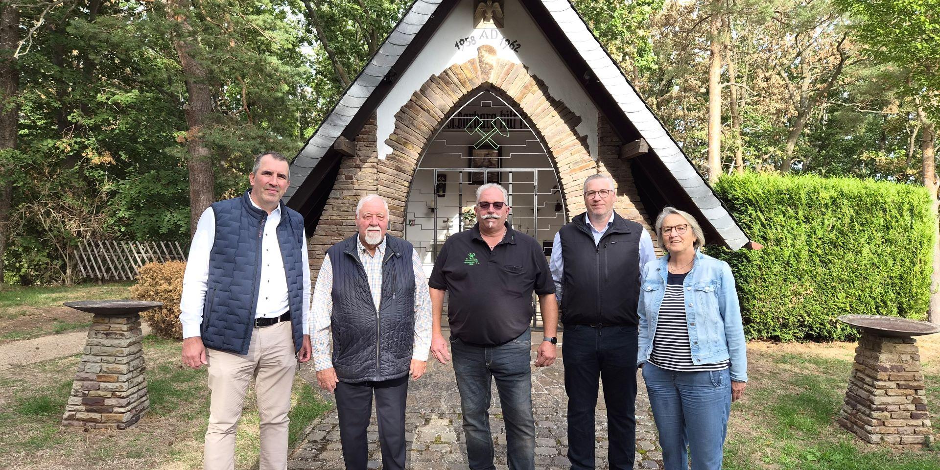 Vor der Barbara-Kapelle: Der neue Vorstand der St.-Barbara-Bruderschaft mit Daniel H. Ottersbach (v.l.), Peter Kronenberg, Ralf Vossel, Thomas Lorbach und Walburga Nüßmann.
