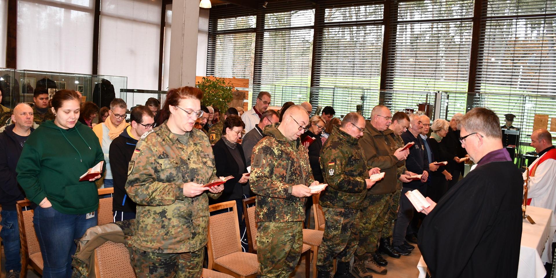 Soldaten und Zivilbeschäftigte, Bundeswehrangehörige und Freunde des Bergbaumuseums gemeinsam vor dem Altar: Die Barbaramesse gehört seit vielen Jahren zur Tradition am Bundeswehrstandort Mechernich. Am Freitag, 4. Dezember, ab 10 Uhr will Militärpfarrer Lars Spohr den Gottesdienst im Bergbaumuseum als Hauptzelebrant feiern; sein evangelischer Amtskollege Heiko Schulz ist zu Gast.