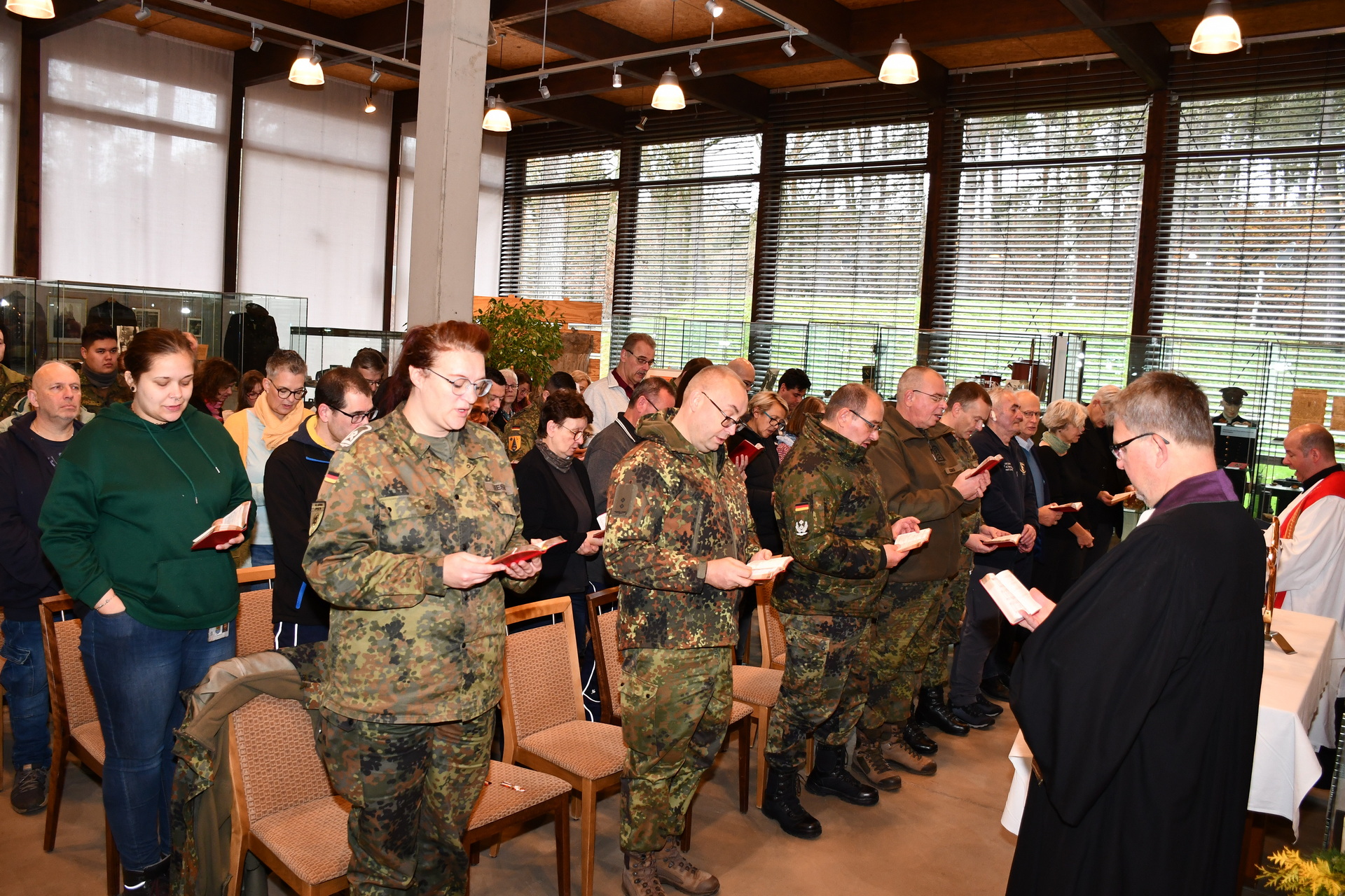 Soldaten und Zivilbeschäftigte, Bundeswehrangehörige und Freunde des Bergbaumuseums gemeinsam vor dem Altar: Die Barbaramesse gehört seit vielen Jahren zur Tradition am Bundeswehrstandort Mechernich. Am Freitag, 4. Dezember, ab 10 Uhr will Militärpfarrer Lars Spohr den Gottesdienst im Bergbaumuseum als Hauptzelebrant feiern; sein evangelischer Amtskollege Heiko Schulz ist zu Gast.