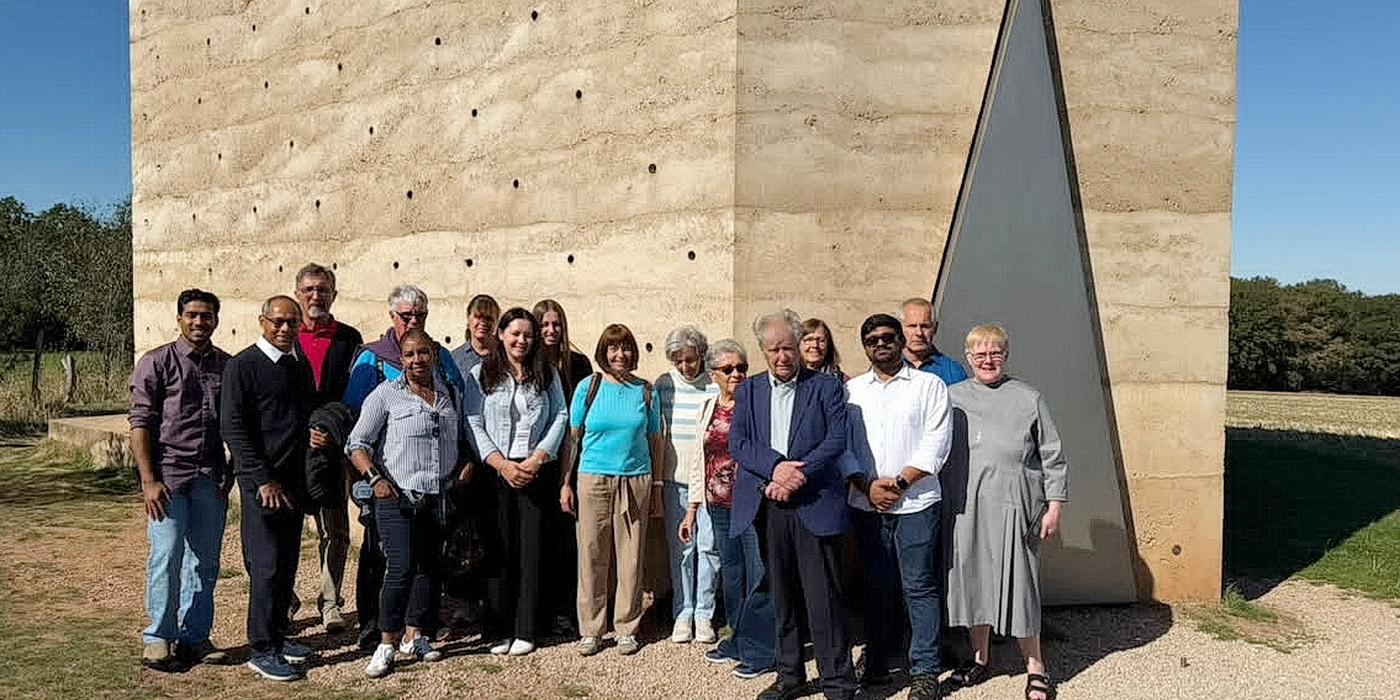 Die Schweizer Besucher und ihre Gastgeber von der Communio in Christo vor der von dem Schweizer Stararchitekten Peter Zumthor entworfenen Bruder-Klaus-Feldkapelle in Mechernich-Wachendorf. Am Festtag des Schweizer Landespatrons Niklaus von Flüe bekam der Besuch für die Gäste aus dem Bistum Basel eine besondere spirituelle Bedeutung. Ganz links Father Subin neben Generalsuperior Father Jaison Thazhathil, in der Mitte Trudel Scheidtweiler, die die Gäste persönlich führte, von rechts Schwester Lidwina und Father Jaimson.