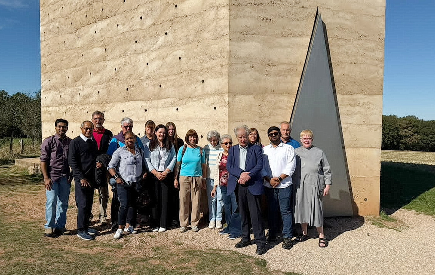 Die Schweizer Besucher und ihre Gastgeber von der Communio in Christo vor der von dem Schweizer Stararchitekten Peter Zumthor entworfenen Bruder-Klaus-Feldkapelle in Mechernich-Wachendorf. Am Festtag des Schweizer Landespatrons Niklaus von Flüe bekam der Besuch für die Gäste aus dem Bistum Basel eine besondere spirituelle Bedeutung. Ganz links Father Subin neben Generalsuperior Father Jaison Thazhathil, in der Mitte Trudel Scheidtweiler, die die Gäste persönlich führte, von rechts Schwester Lidwina und Father Jaimson.