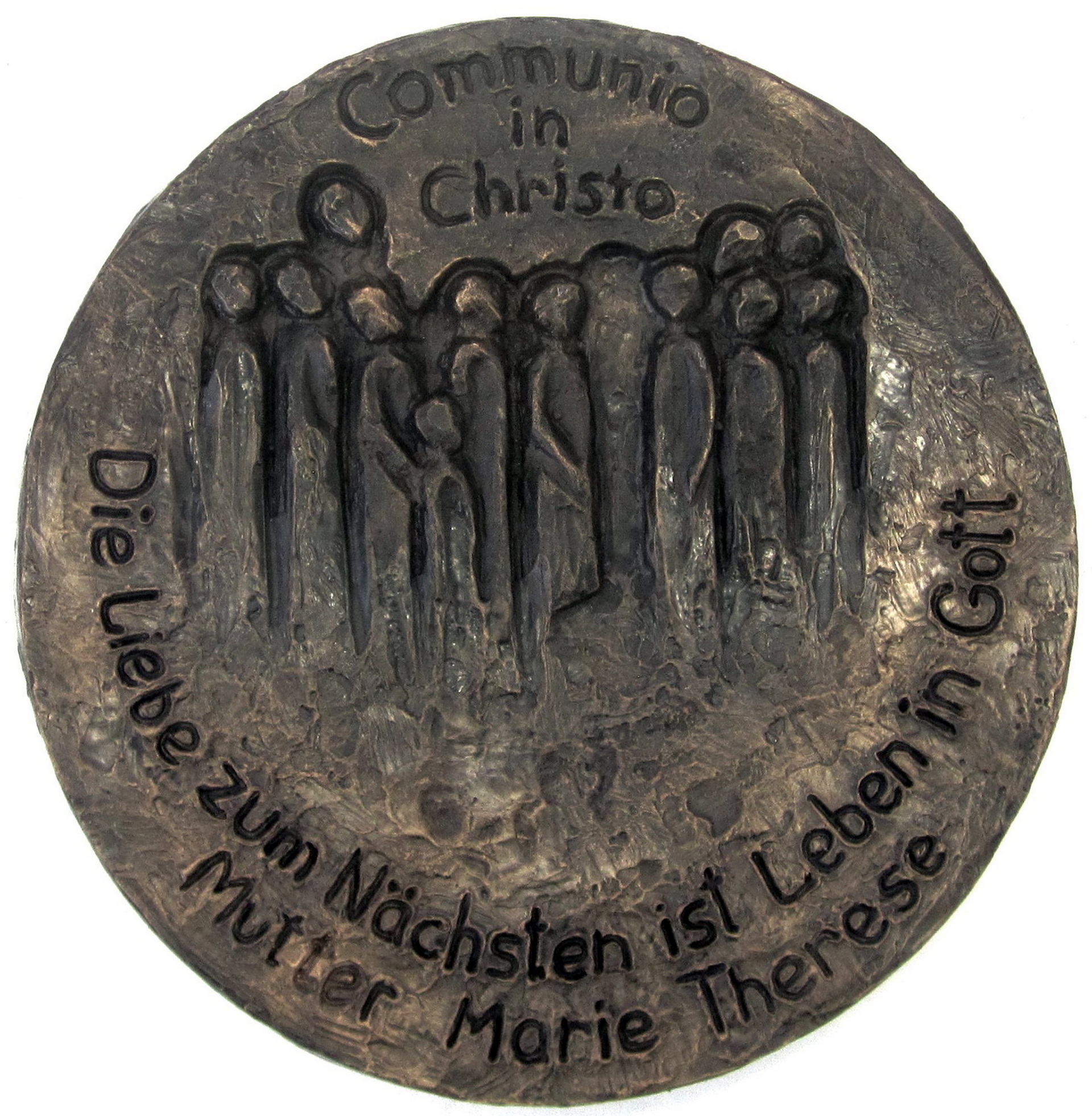 Dieses kleine Kunstwerk soll künftig große Verdienste würdigen: Die Bronzeplakette „Communio in Christo“ nach einem Entwurf des bayerischen Bildhauers Hans Wurmer wird ab 2026 jährlich an einen Menschen verliehen, der sich in besonderer Weise um die Communio, ihr Sozialwerk oder Werke tätiger Nächstenliebe verdient gemacht hat. Die erste Preisverleihung ist für den 8. Dezember 2026 vorgesehen.