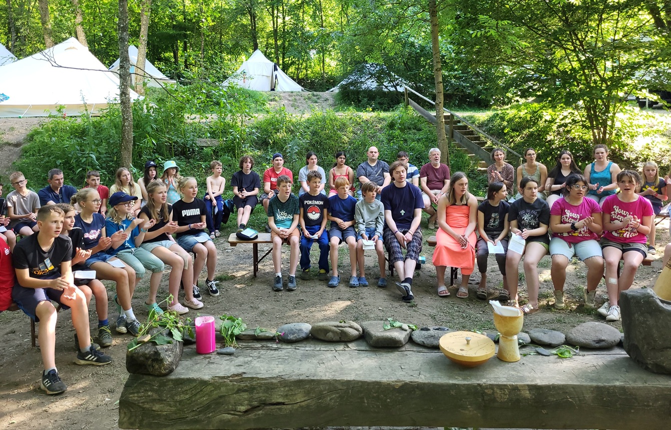 Gemeinschaft, Abenteuer und Lagerfeuerromantik: Das „Camp St. Agnes“ führt Kinder und Jugendliche auch 2026 wieder auf den Zeltplatz Schlossthal bei Dollendorf.