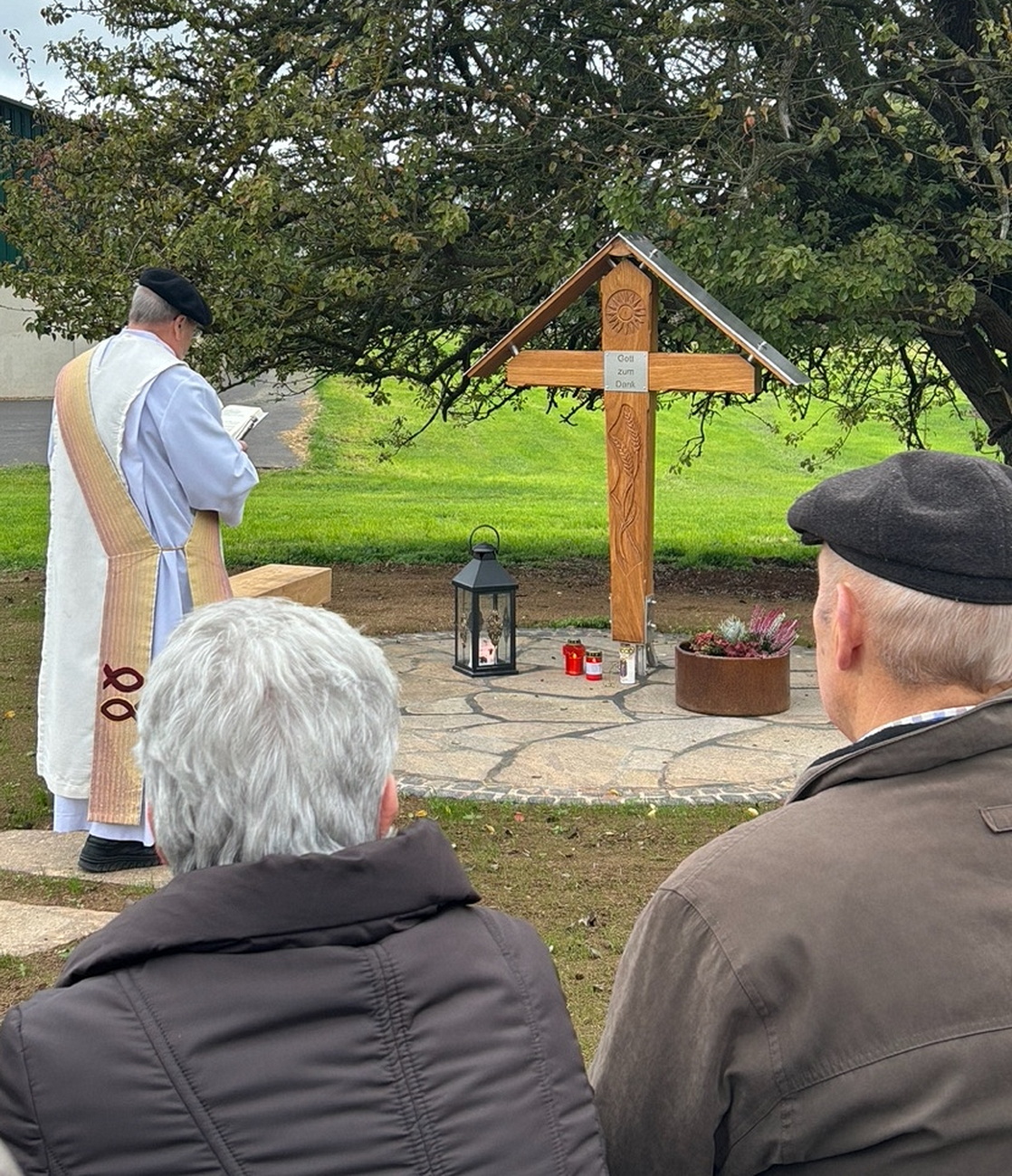 „Gott zum Dank“ steht auf dem neuen Wegekreuz nahe dem Hof der Familie Hack. Der Wunsch nach dem Kreuz bestand schon länger; nach dem überlebten Herzstillstand Hermann-Josef Hacks erhielt er für die Familie eine noch tiefere Bedeutung. Diakon Manfred Lang nahm am Sonntag die Einsegnung vor.