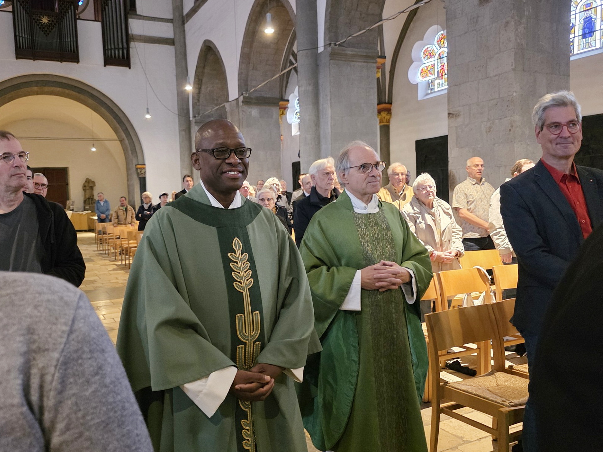 IPater Jean Elex Normil CS (l.) und Propst Dr. Peter Blättler beim feierlichen Einzug in die Münster-Basilika St. Vitus in Mönchengladbach. Dort wurde der aus Haiti stammende Ordenspriester den Gläubigen als Seelsorger im Pastoralen Raum Mönchengladbach Mitte-Nordost vorgestellt.